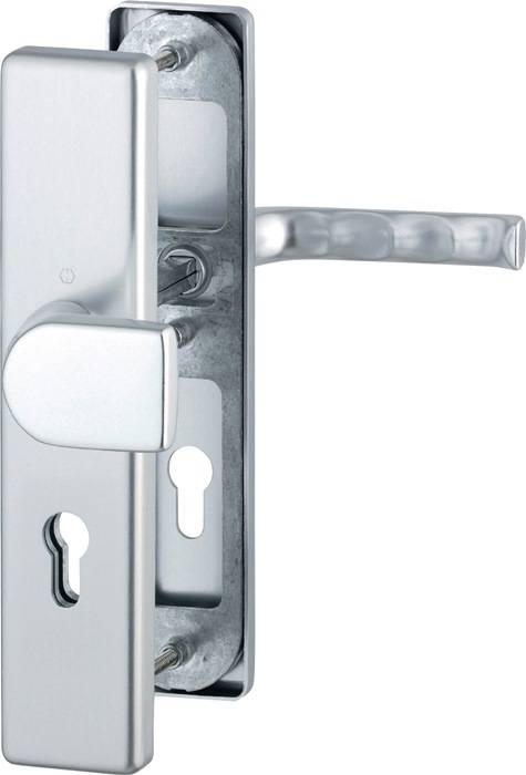 Eine Nahaufnahme eines silbernen Türgriffs und Schließmechanismus an einer Metalltür, die ein Schlüsselloch und einen Riegel für ein sicheres Zugangssystem zeigt.