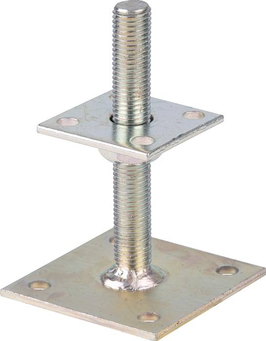 Eine verstellbare Stahlstütze mit quadratischen Grundplatten an beiden Enden, die zum Abstützen und Nivellieren bei Bauprojekten verwendet wird.