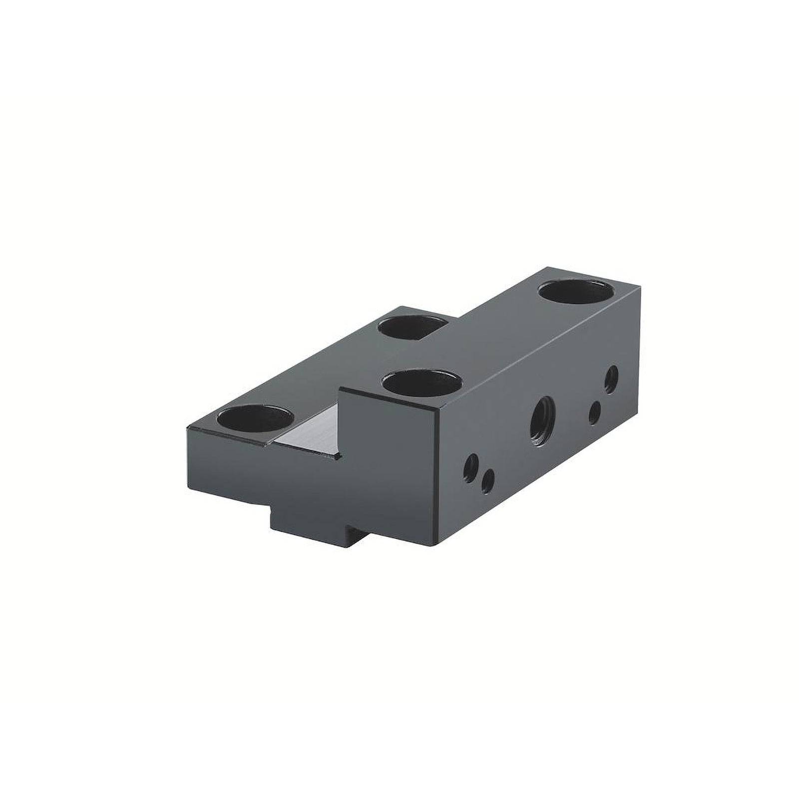 Ein rechteckiger schwarzer Metallblock mit mehreren kreisförmigen Löchern auf der Ober- und Seitenfläche, verwendet zum Montieren oder Verbinden von Komponenten.