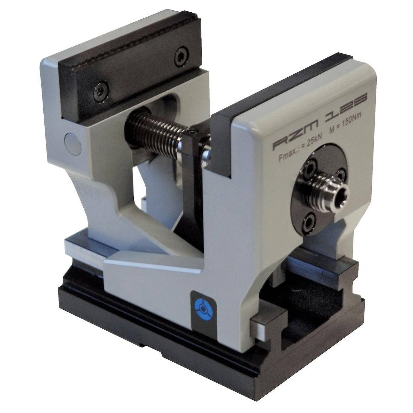 Eine kompakte, silberne mechanische Schraubstock mit drehbarem Griff und schwarzen Greifflächen, wird verwendet, um Objekte während der Bearbeitung oder Inspektion zu sichern.