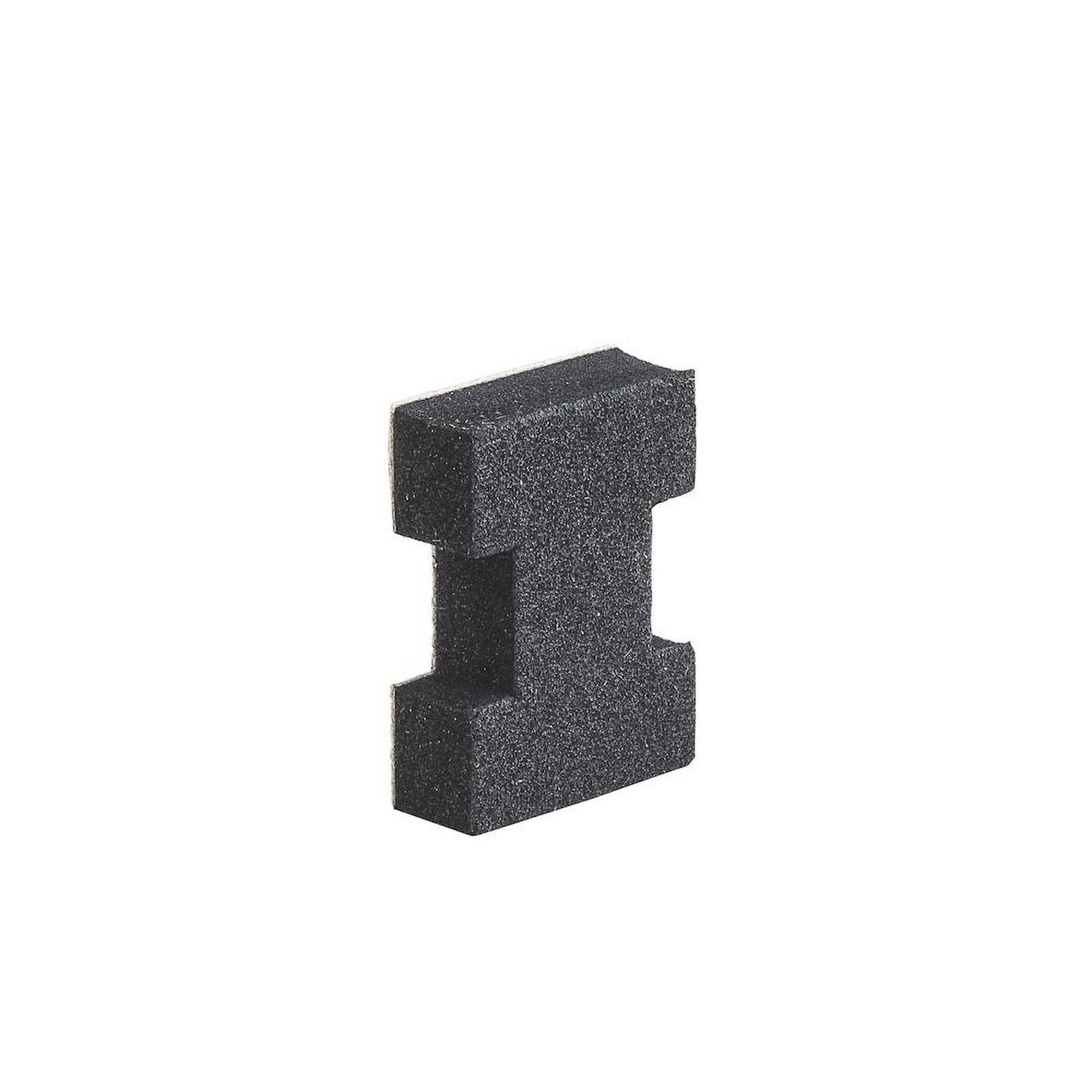 Ein schwarzer Schaumstoffblock in Form des Buchstabens „I