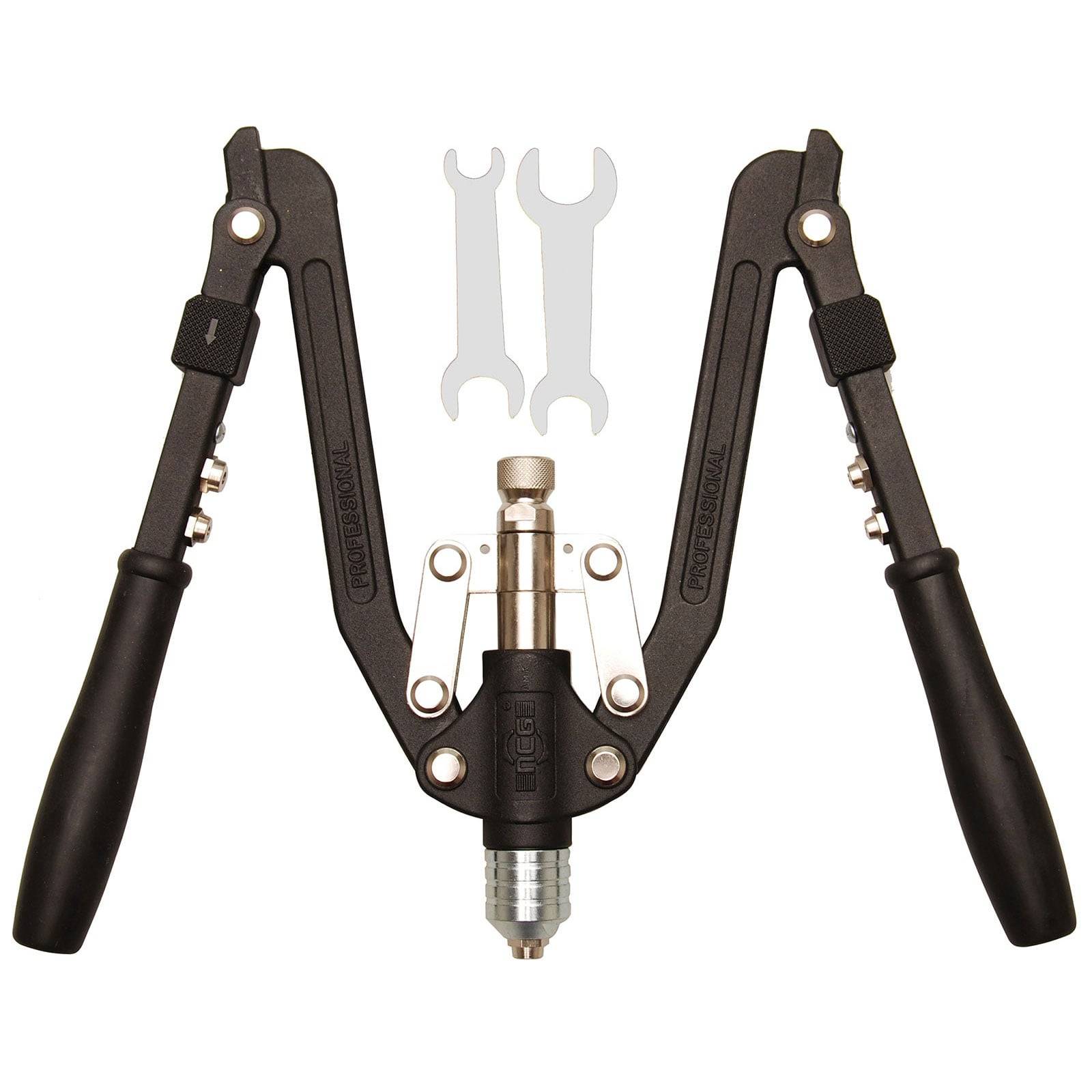 Handnietzange mit schwarzen Griffen und silbernen Metallkomponenten, dargestellt mit zwei Schraubenschlüssel-Umrissen für Montage oder Wartung.