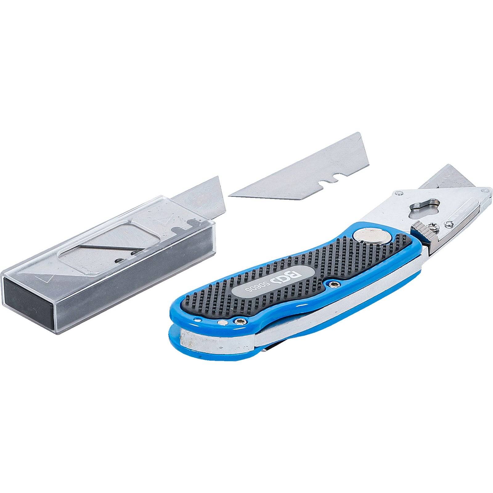 Ein blauer Utility-Messer mit einziehbarer Klinge, neben einem Klingenetui und zusätzlichen Ersatzklingen.