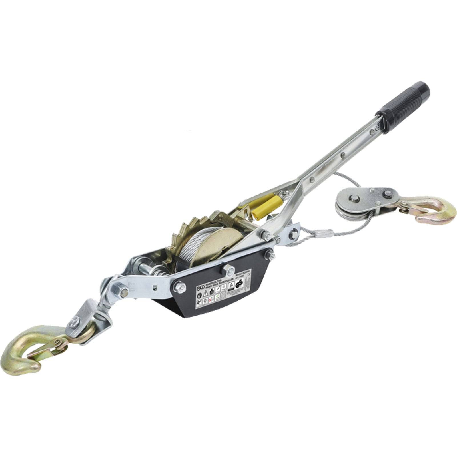 Eine manuelle Handwinde mit einem Ratschenhebel, Kabel und zwei Haken, die zum Ziehen oder Anheben schwerer Objekte verwendet wird.