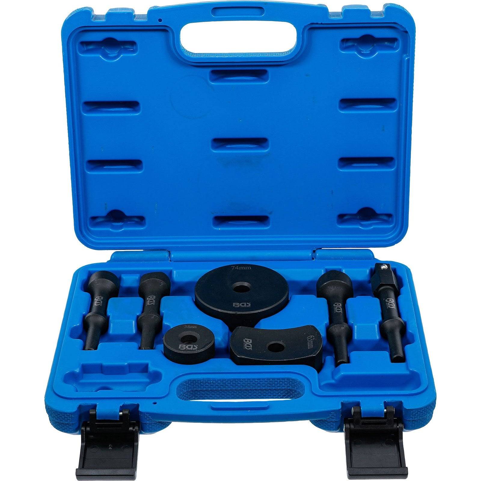 Eine blaue Plastikbox mit Griff enthält mehrere schwarze Metallautomobilwerkzeuge, die ordentlich in vorgesehenen Fächern angeordnet sind.