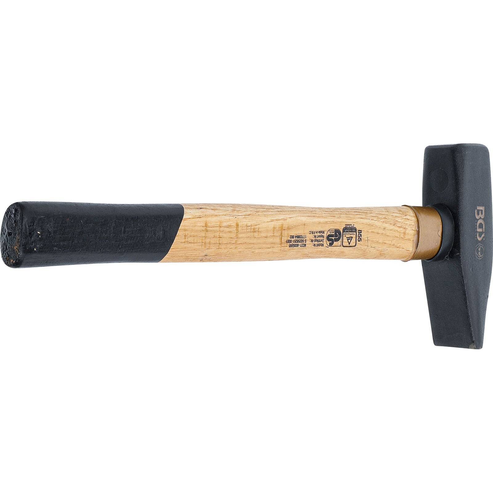 Ein Hammer mit hölzernem Stiel und schwarzem Metallkopf, mit Markenzeichen und Sicherheitssymbolen auf dem Stiel.