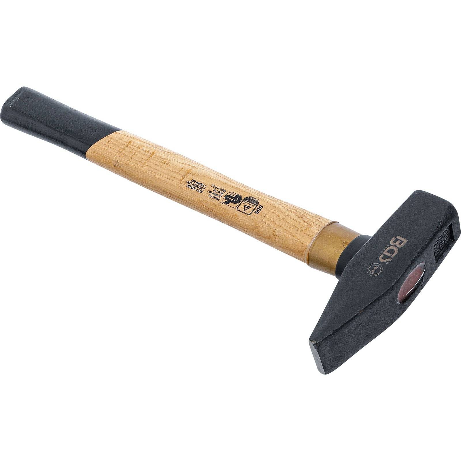 Ein Schmiedehammer mit einem Holzgriff und einem schwarzen Metallkopf liegt auf einem weißen Hintergrund und zeigt eine flache Schlagfläche.