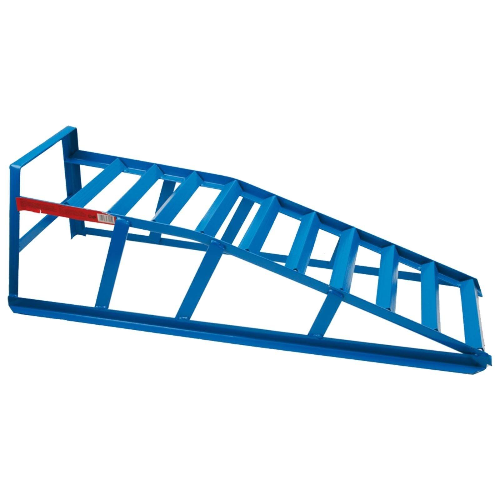 Eine blaue Metallauffahrrampe mit einem roten Sicherheitsverschluss, die zum Anheben von Fahrzeugen für Wartungs- oder Reparaturarbeiten verwendet wird.