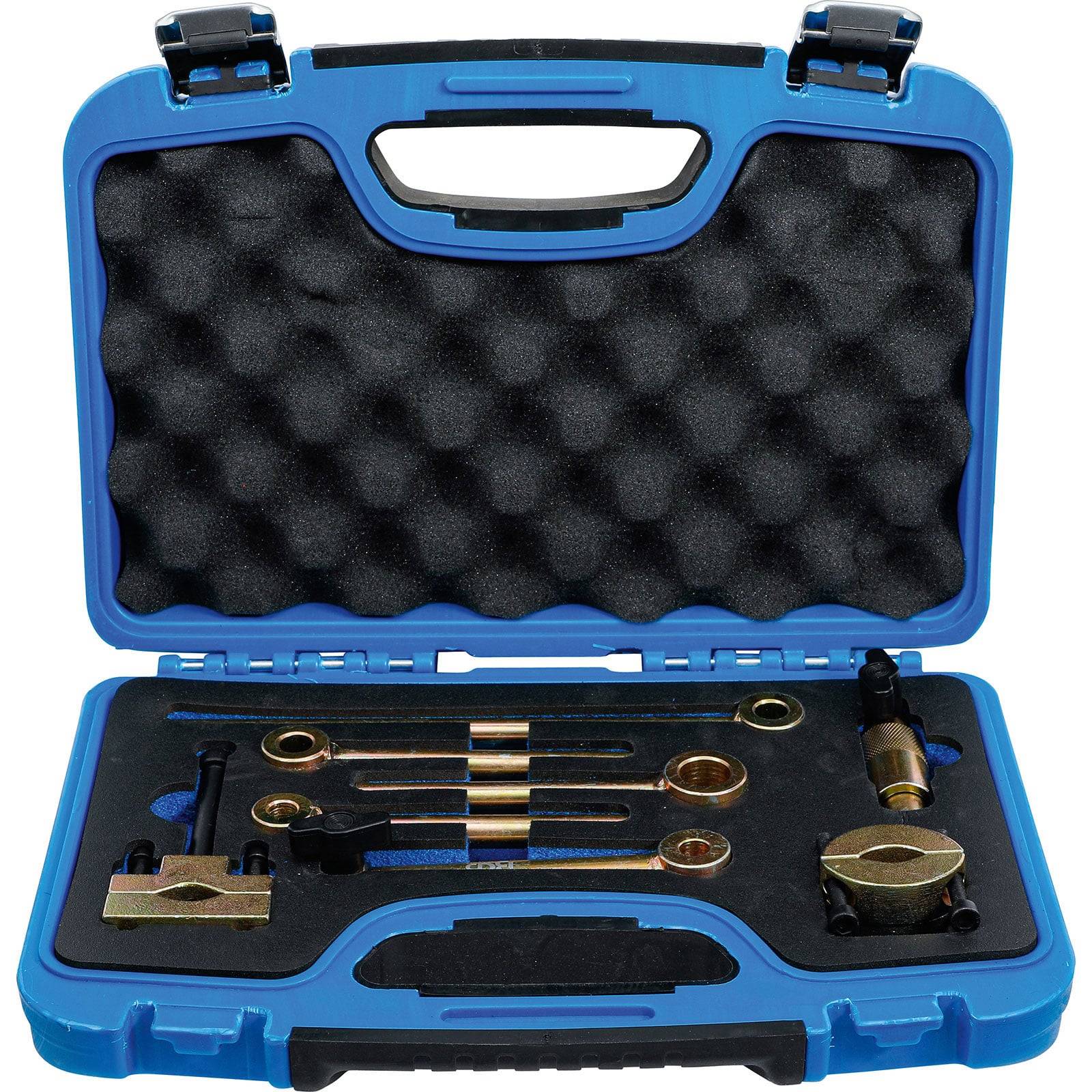 Blauer Transportkoffer mit verschiedenen messingfarbenen Handwerkzeugen, ausgestattet mit Schaumstoffpolsterung. Die Werkzeuge umfassen Schraubenschlüssel und einen verstellbaren Schraubenschlüssel.