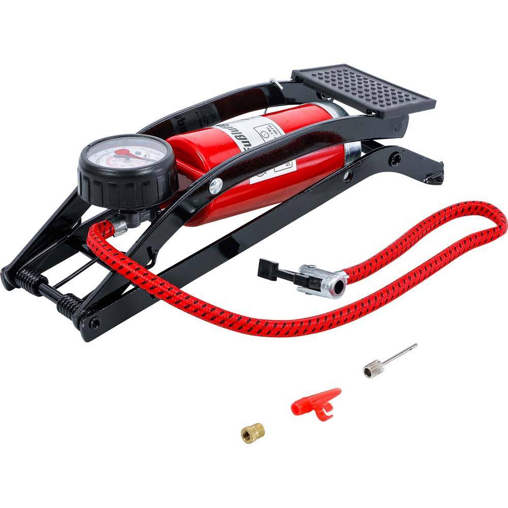 Eine rote und schwarze Fußpumpe mit einem Manometer, einem roten Schlauch und drei Düsenadaptern zum Aufpumpen von Reifen oder Sportausrüstung.
