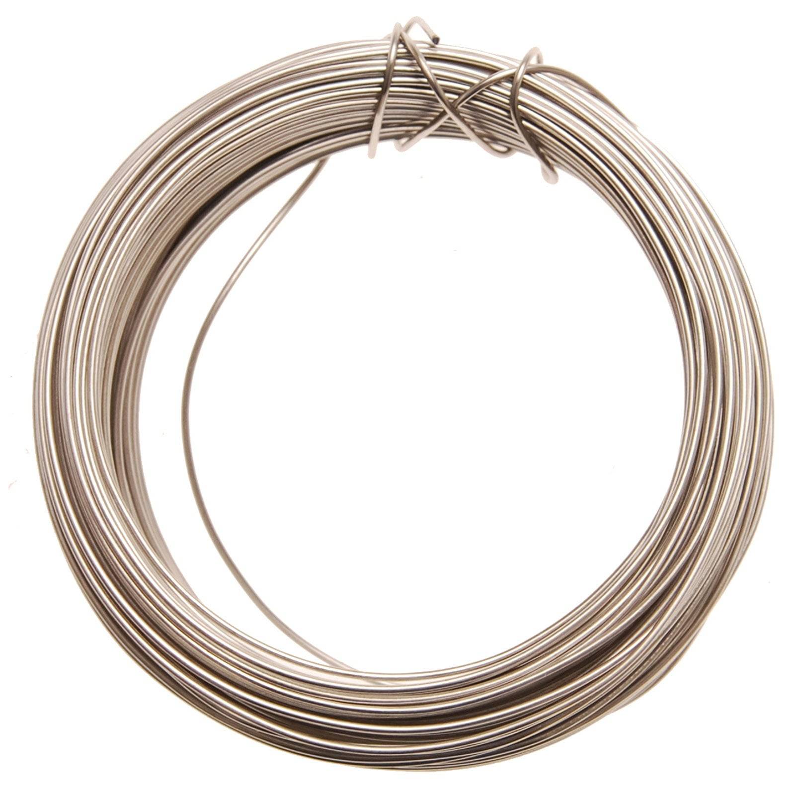 Aufgewickelter Stahldraht vor einem weißen Hintergrund.