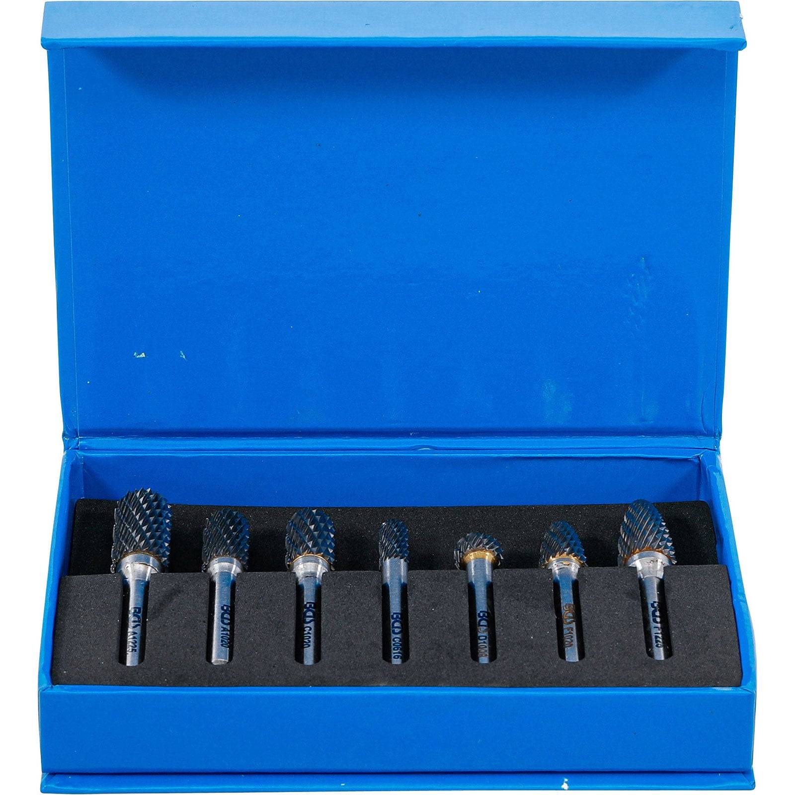 Eine blaue Box, die sieben metallene Rotationsfräser enthält, die jeweils aufrecht in einer Schaumstoffaussparung stehen. Die Box ist geöffnet und zeigt die Werkzeuge in einer Reihe angeordnet.