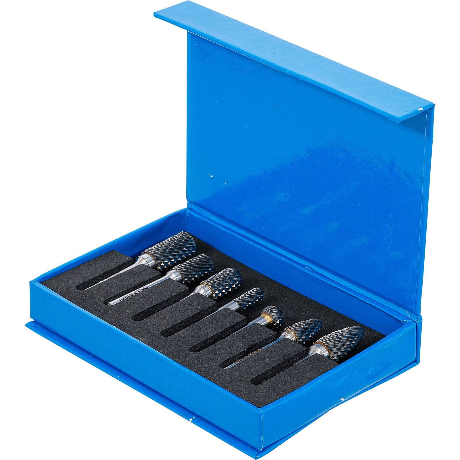 Eine blaue Box, die einen Satz von sechs Metallburren mit unterschiedlichen Formen enthält, die zum Schnitzen oder Schleifen verwendet werden und ordentlich in schwarzem Schaumstoff angeordnet sind.