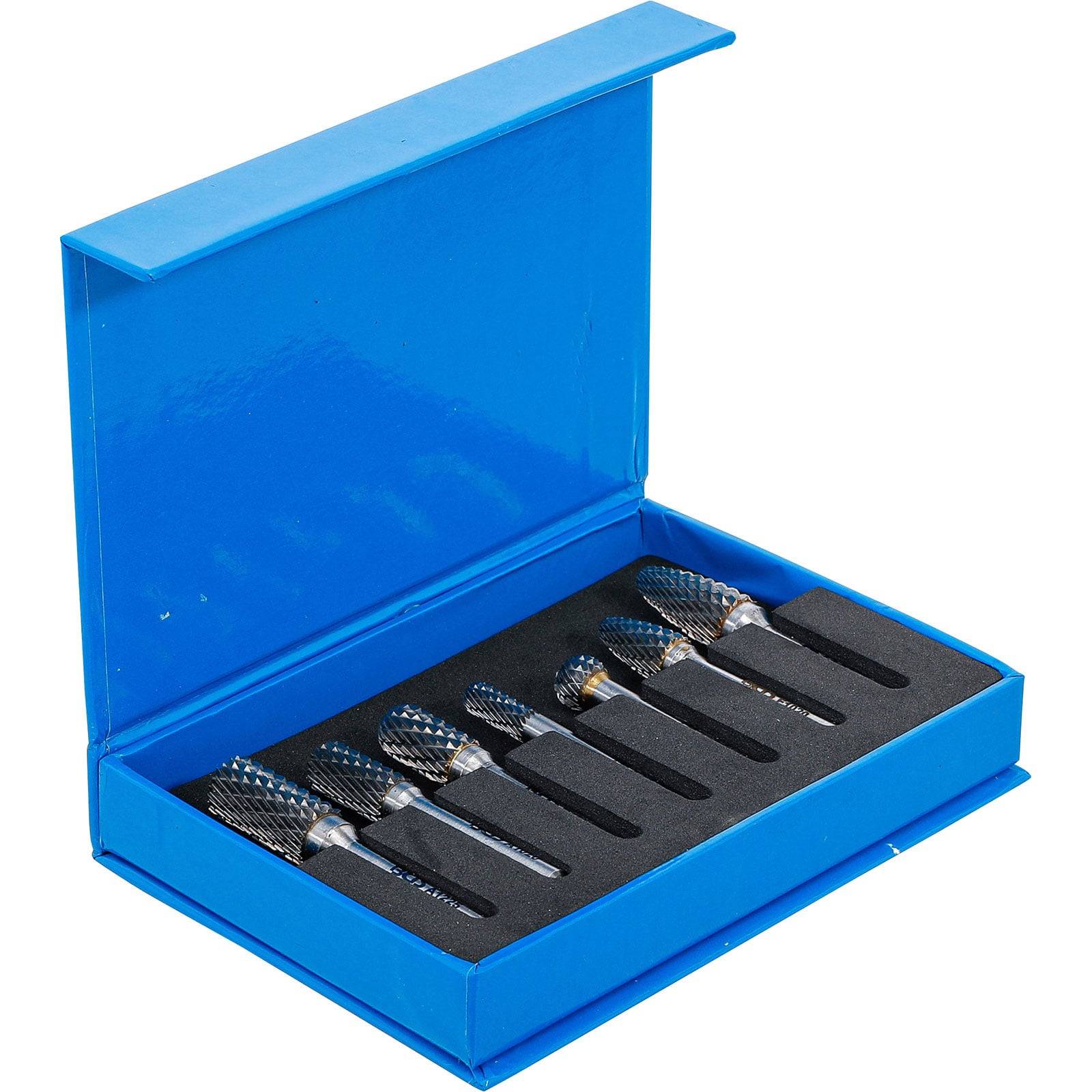 Ein Satz von sechs zylindrischen Metallbohrern mit strukturierten Oberflächen, präsentiert in einer blauen offenen Box mit individuellen Fächern für jeden Bohrer.