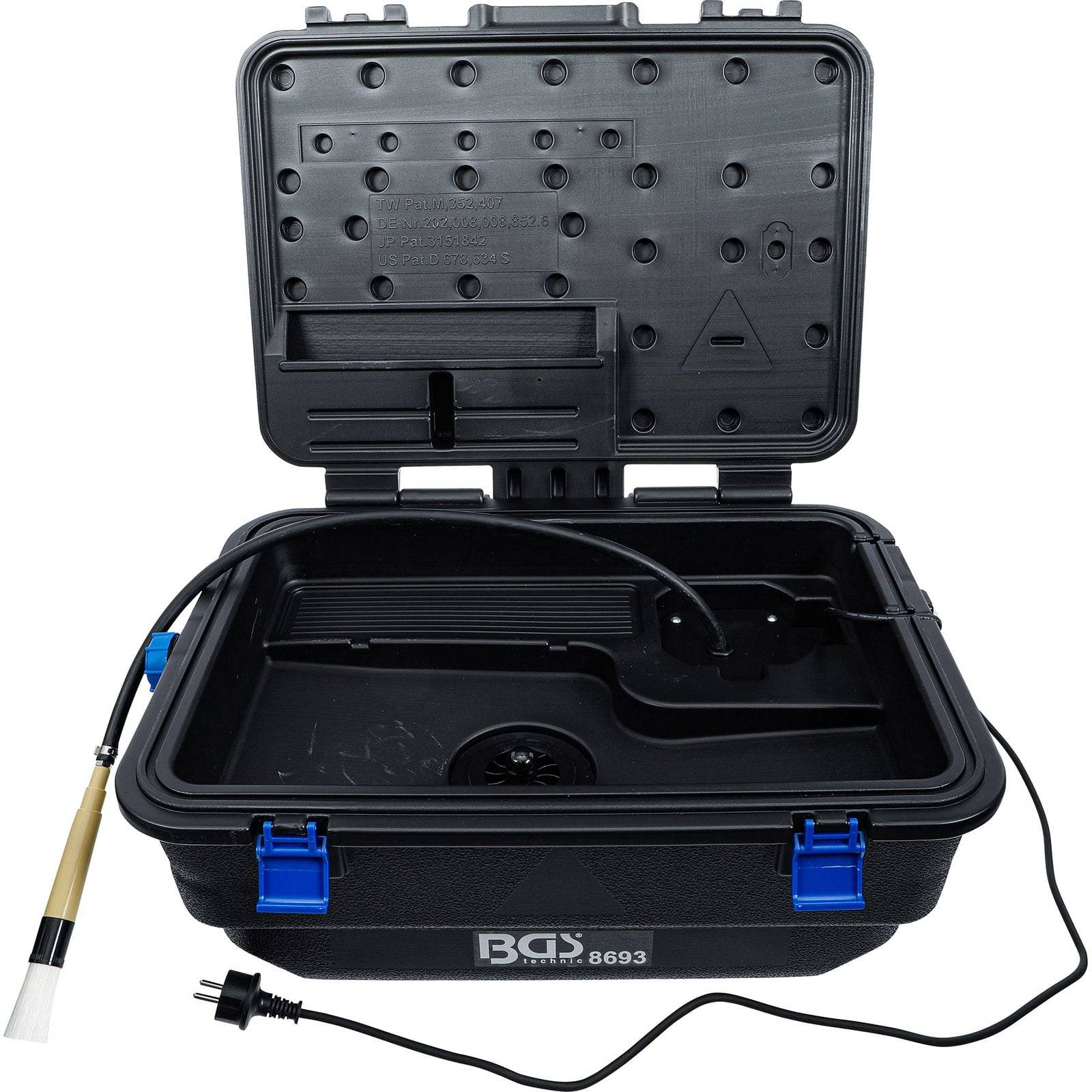 Eine offene schwarze Kunststoffbox mit blauen Verschlüssen, die eine Reinigungsbürste mit einem Schlauch enthält, die zur Teilereinigung verwendet wird.