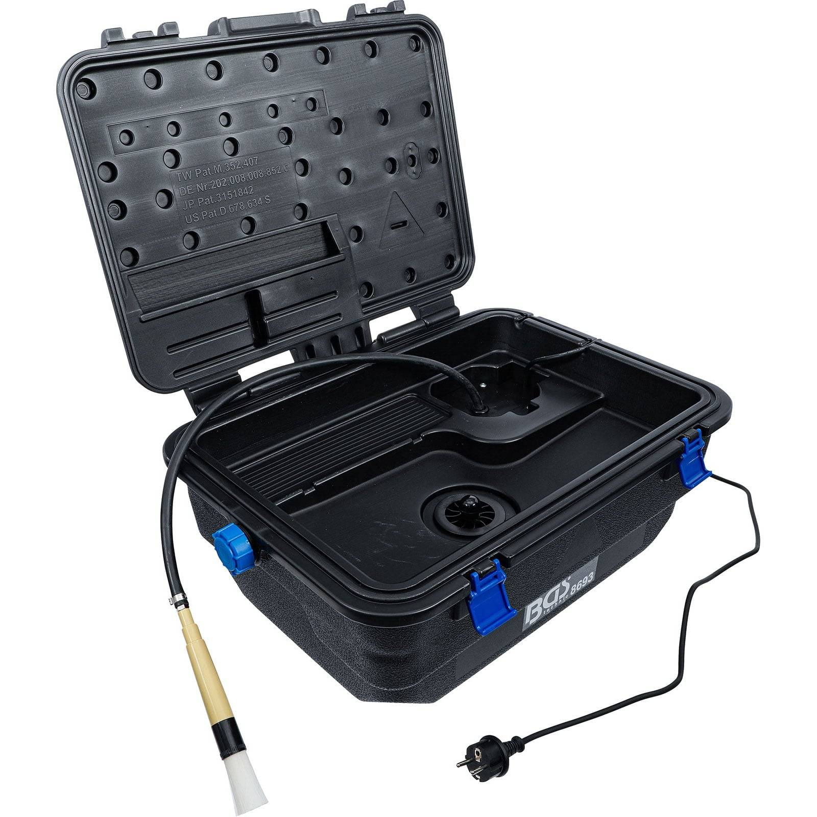 Eine schwarze Tasche enthält ein Reinigungsgerät mit einem Netzkabel und einem flexiblen Schlauch, der in einer Bürste endet. Der Deckel ist geöffnet und zeigt verschiedene Fächer.