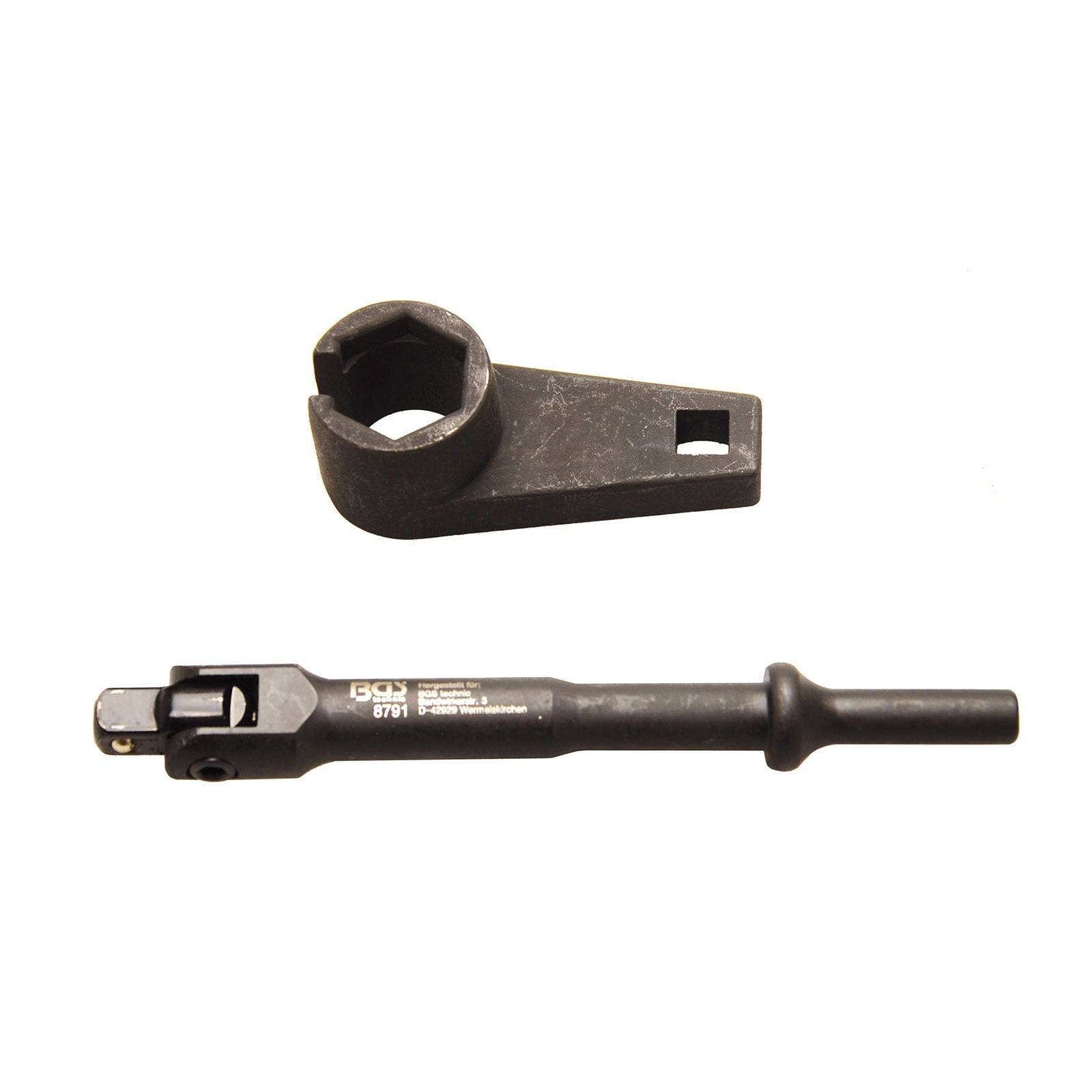 Rustikales Metallwerkzeug mit einem zylindrischen Griff und einer separaten kreisförmigen Anbauvorrichtung, wahrscheinlich für mechanische oder industrielle Anwendungen.