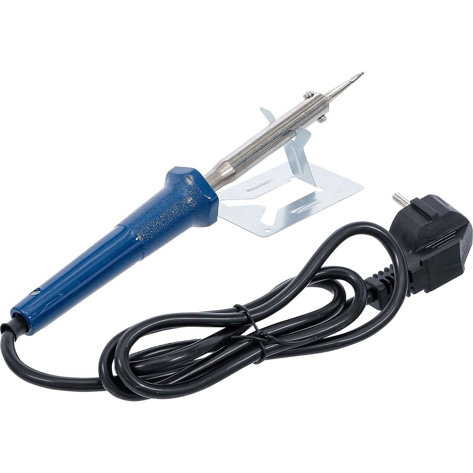 Ein Lötkolben mit blauem Griff und einer scharfen Metallspitze ist auf einem Metallständer abgelegt. Ein schwarzes Netzkabel ist angeschlossen und liegt daneben aufgerollt.