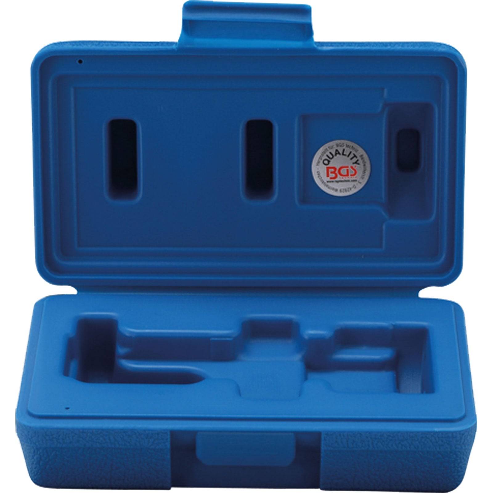 Ein blauer Kunststoff-Transportkoffer mit maßgeschneiderten Fächern zur Aufnahme spezifischer Werkzeuge, versehen mit einem 'BGS Quality'-Logo auf der Innenseite des Deckels.