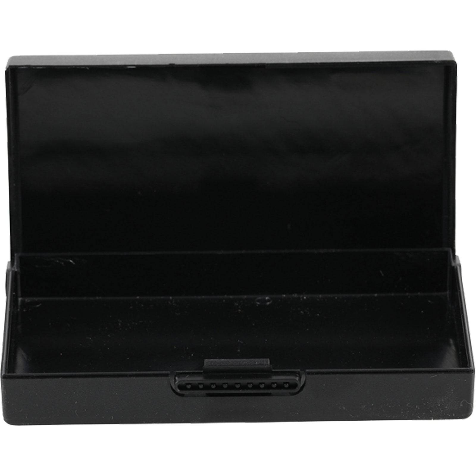 Eine offene schwarze rechteckige Kunststoffbox mit einem Deckel mit Scharnier, die ein leeres Inneres zur Aufbewahrung zeigt.