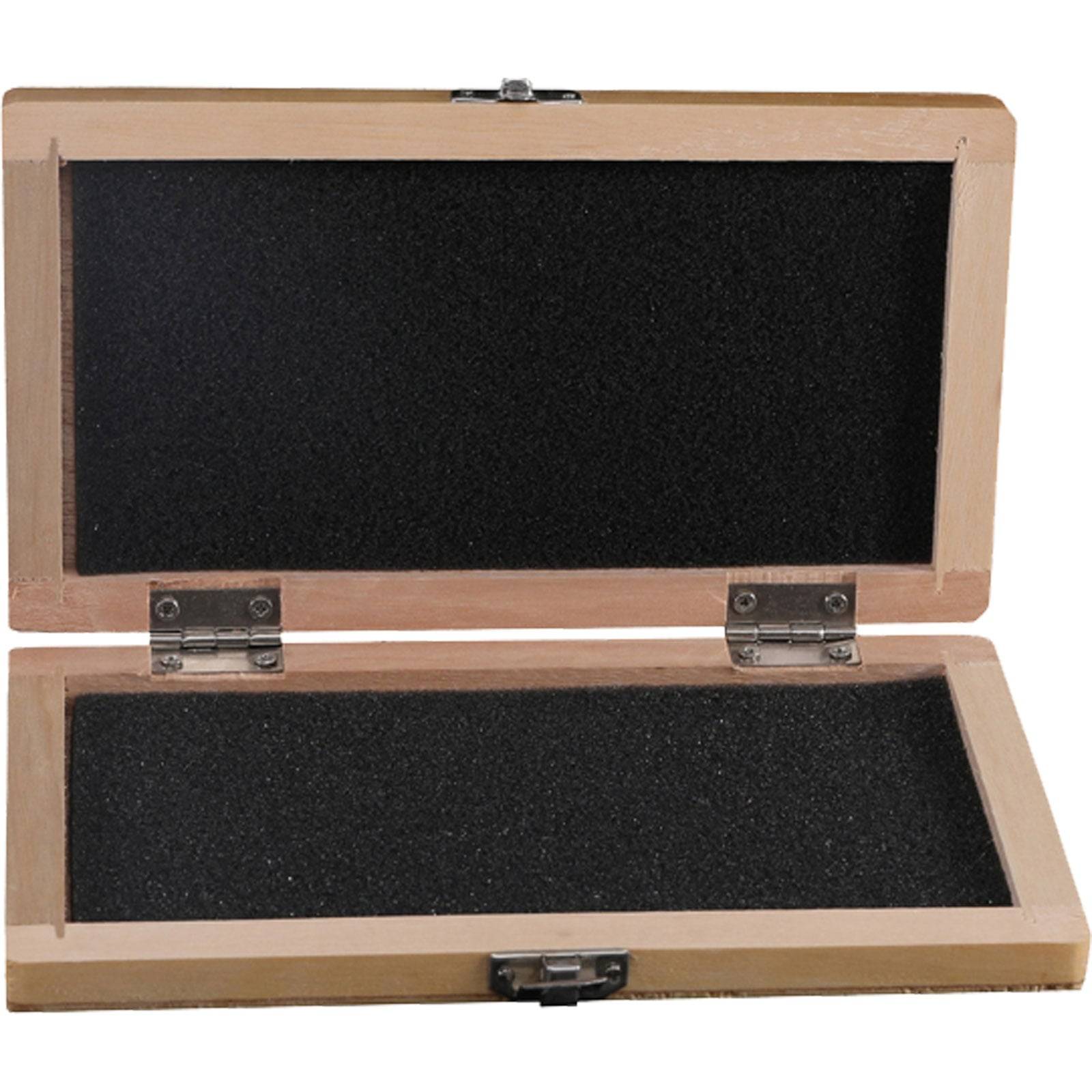 Geöffnete Holzkiste mit schwarzer Schaumstoffpolsterung im Inneren, horizontal ausgerichtet, mit sichtbaren Scharnieren und einem Verschluss.