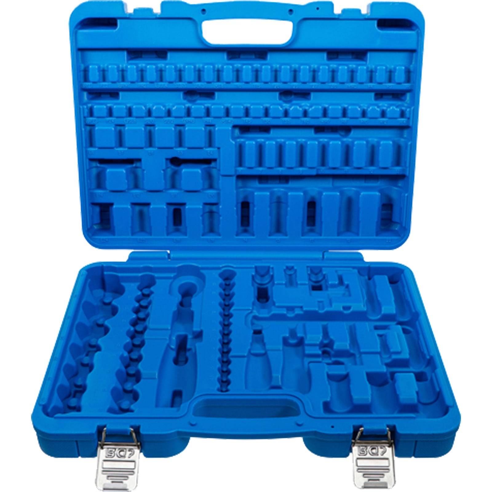 Eine blaue Kunststoff-Werkzeugbox mit mehreren Fächern unterschiedlicher Größen, die zum Aufbewahren von Werkzeugen vorgesehen ist, steht offen und ist leer.