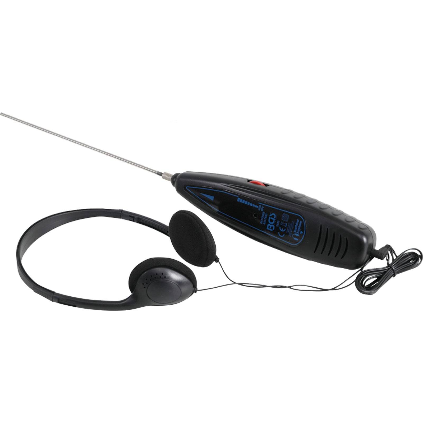 Ein schwarzes tragbares AM/FM-Radio mit angeschlossenen Kopfhörern und ausziehbarer Teleskopantenne.