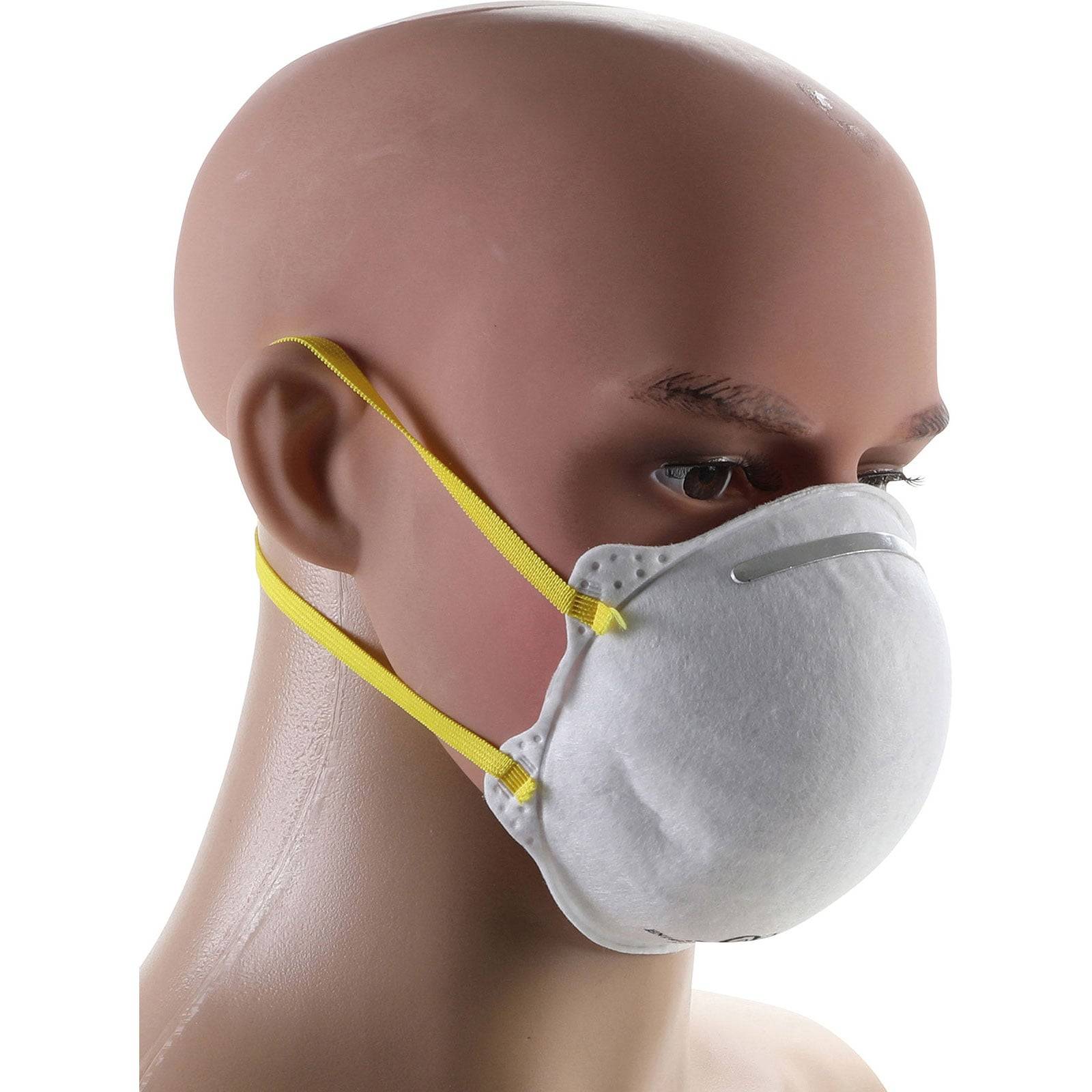 Ein Schaufensterpuppen-Kopf trägt eine weiße Einweg-Gesichtsmaske mit gelben Gummizügen und demonstriert die korrekte Passform der Maske über Nase und Mund.
