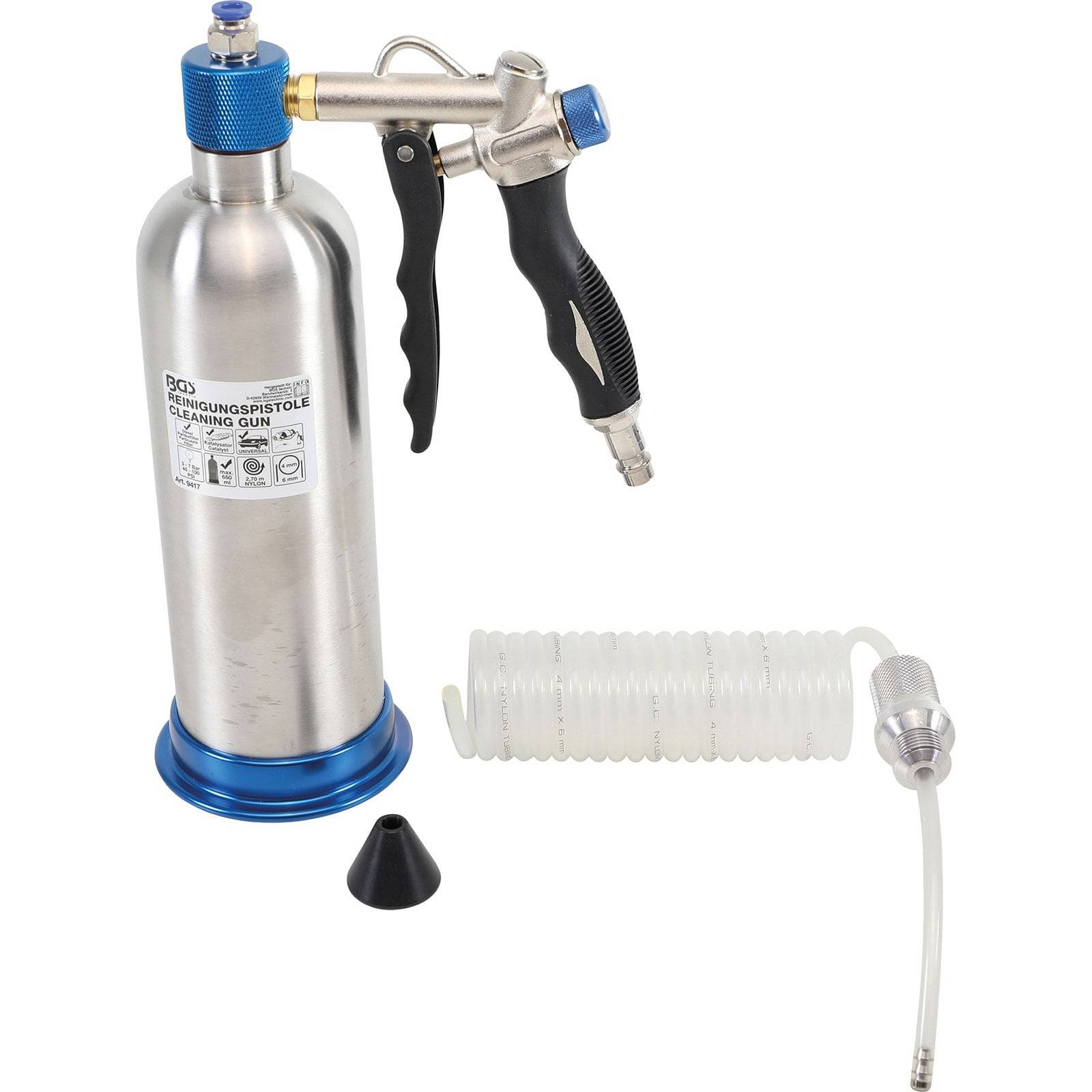 Eine Metallreinigungspistole mit schwarzem Griff und Abzug, verbunden mit einem spiralförmigen Schlauch und Düse, die für automotive oder industrielle Reinigungszwecke verwendet wird.