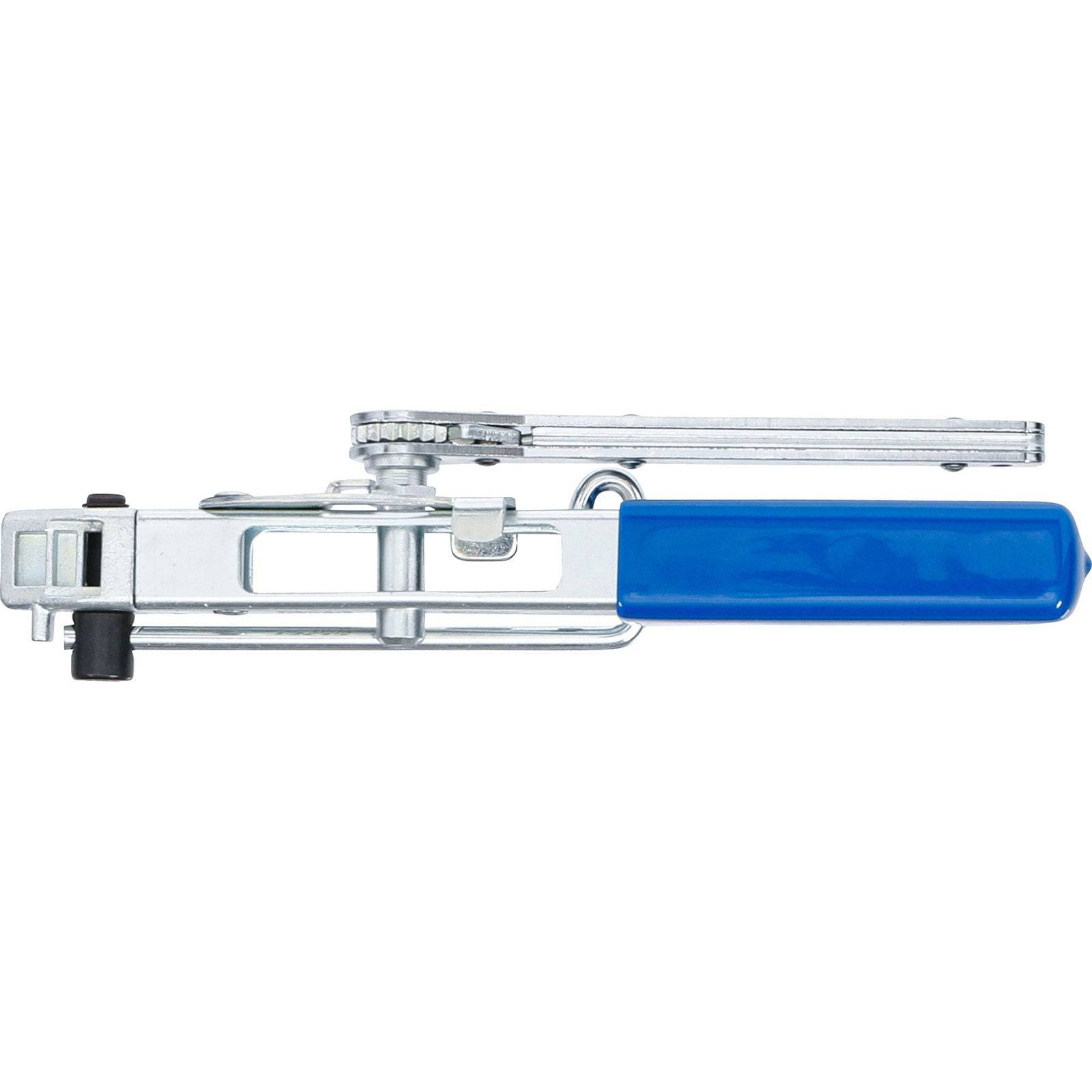 Eine Metallspannzwinge mit einem blauen Gummigriff, in Seitenansicht dargestellt. Der Griff befindet sich in horizontaler Position und zeigt an, dass er betätigt ist.