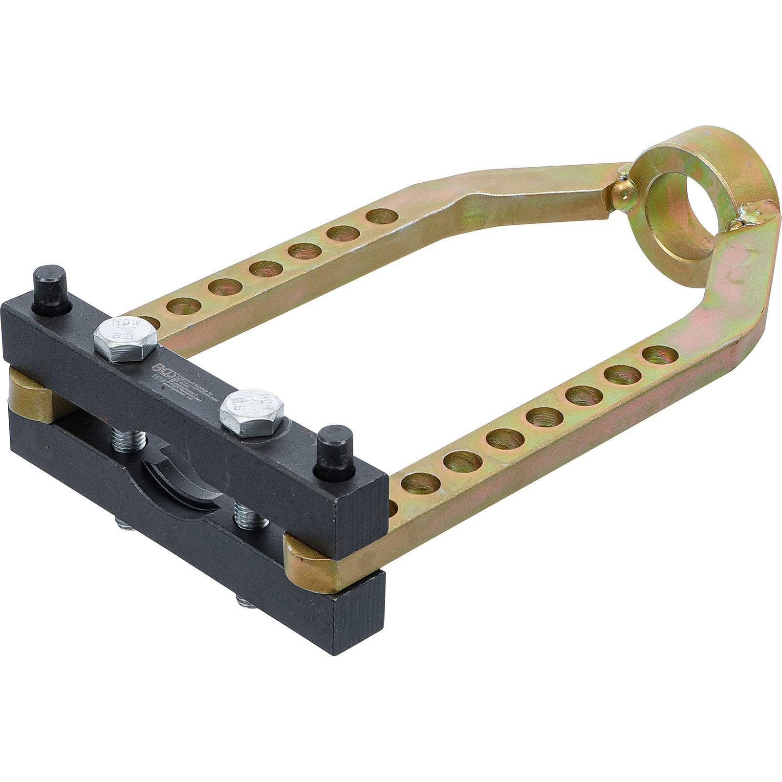 Ein Metallausrichtungswerkzeug mit verstellbaren Armen und einem Bolzen, das für präzise Messungen in mechanischen oder technischen Anwendungen verwendet wird.