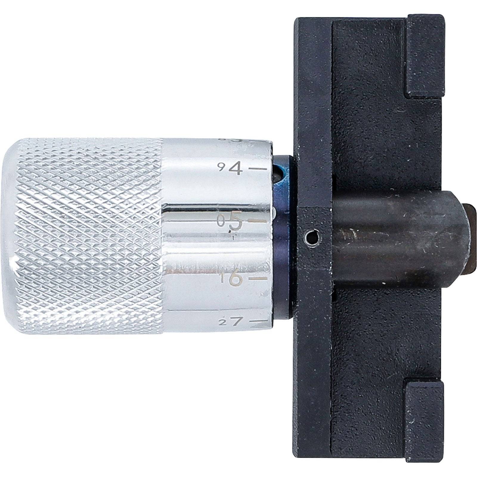 Ein Metallmikrometer mit einer gerillten Griffzone und gravierten Messmarkierungen ist auf einem schwarzen Ständer montiert.