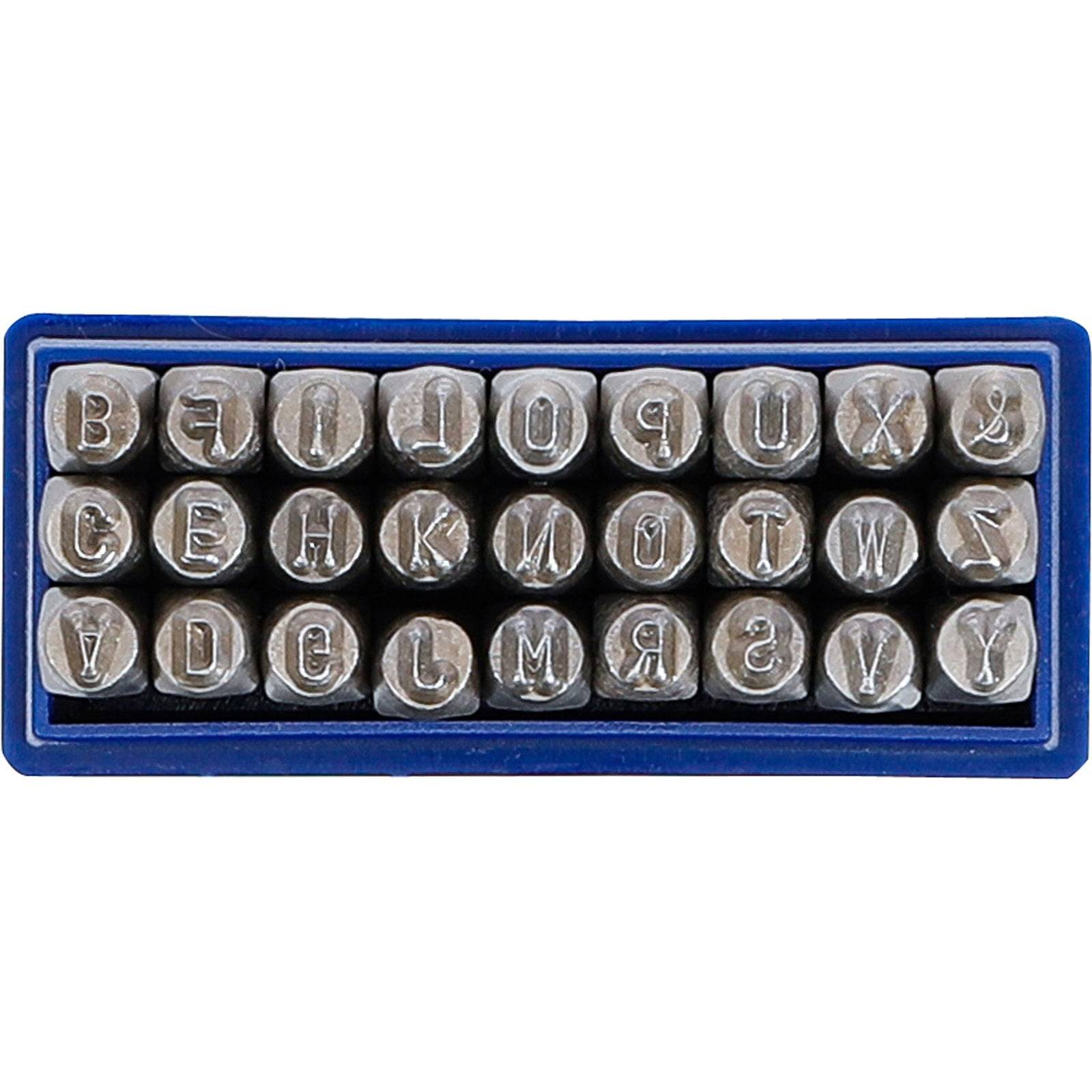 Eine Reihe von Metallstempeln mit 27 Buchstaben, in einem blauen Halter angeordnet. Die Buchstaben umfassen Variationen und werden zum Prägen verwendet.