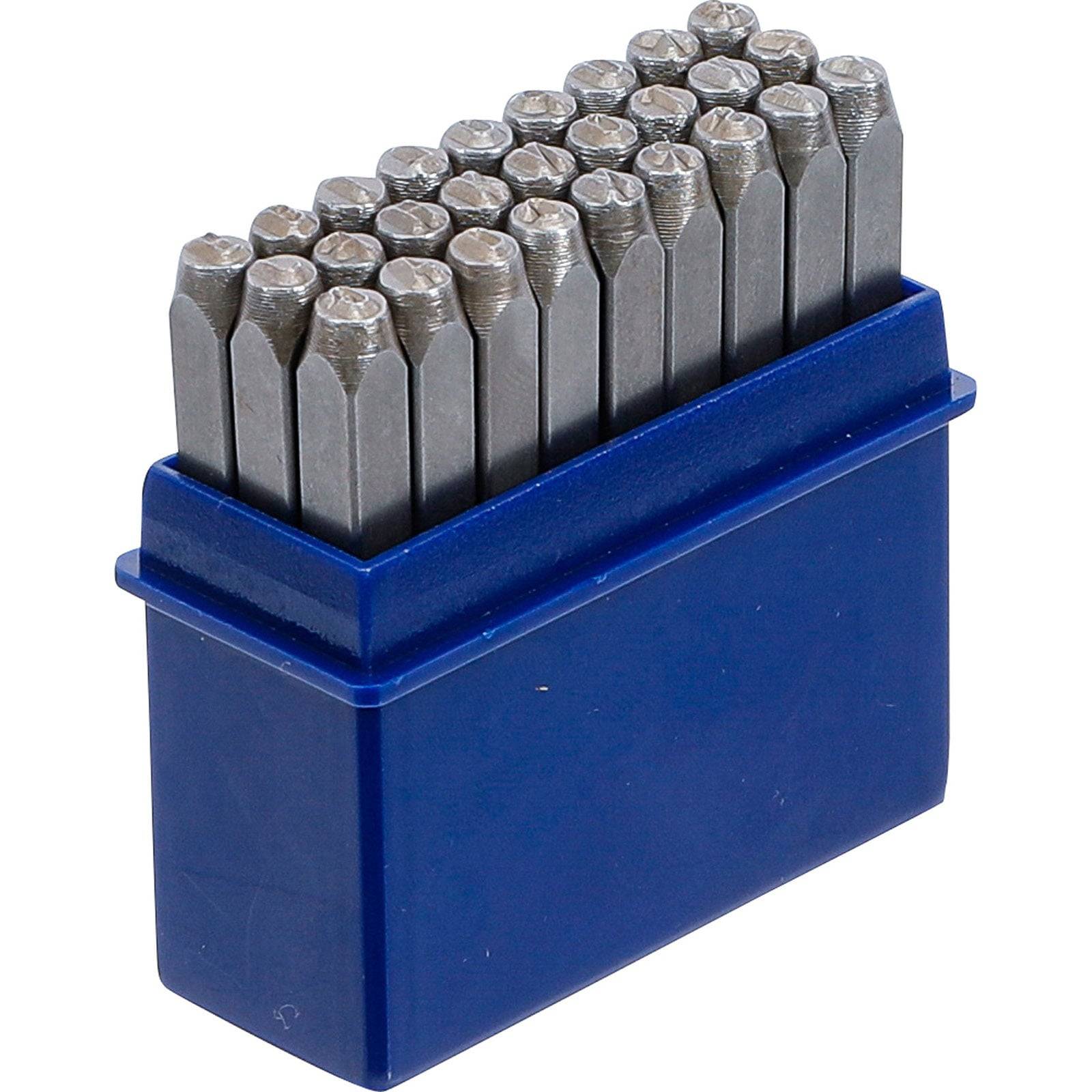 Ein Satz von 27 Metall-Buchstaben- und Ziffernstempeln, die in einem blauen Halter angeordnet sind und verwendet werden, um Metalloberflächen mit alphanumerischen Zeichen zu markieren.