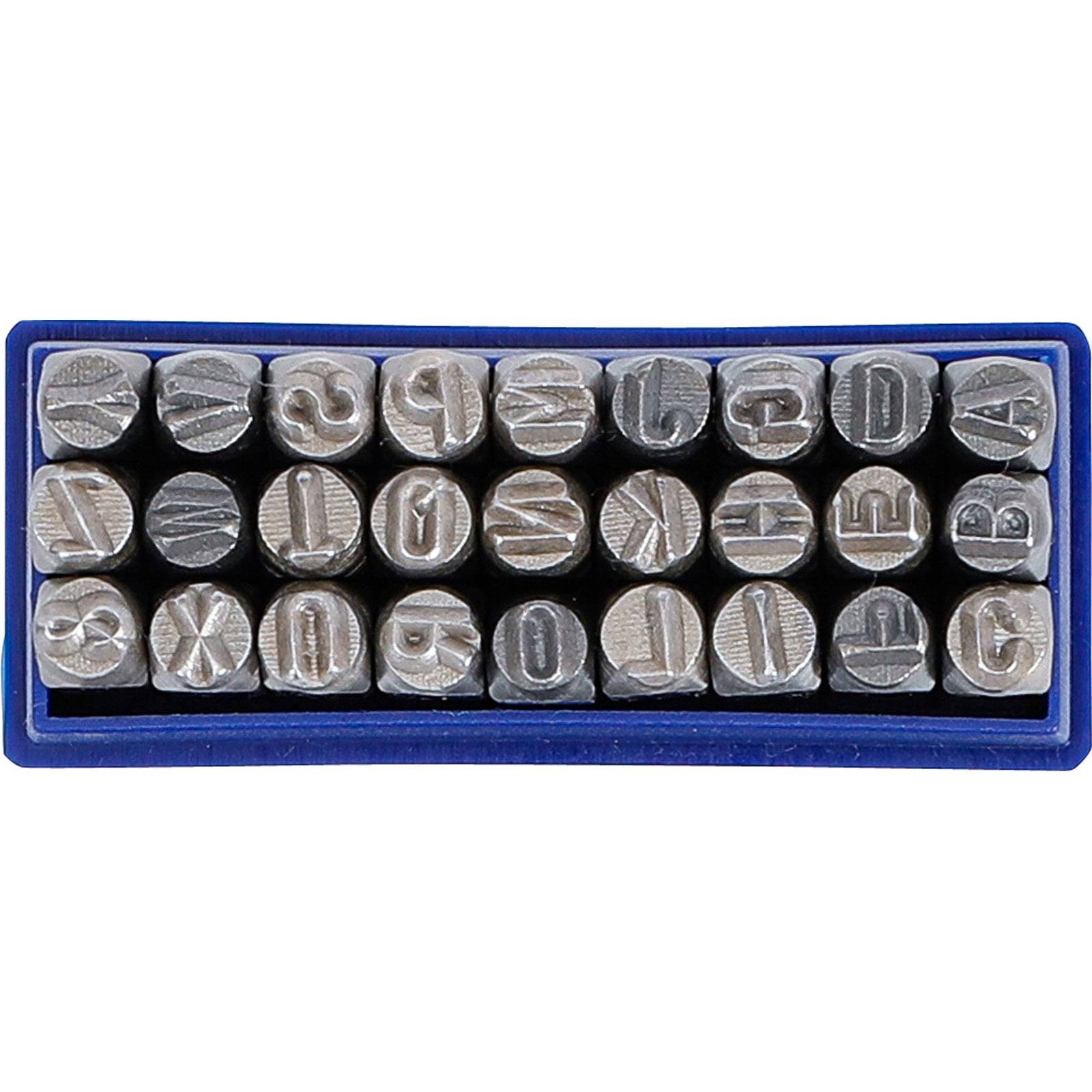 Ein Satz Metallbuchstabenstempel, in einem blauen Tablett angeordnet, mit Großbuchstaben des englischen Alphabets von A bis Z.