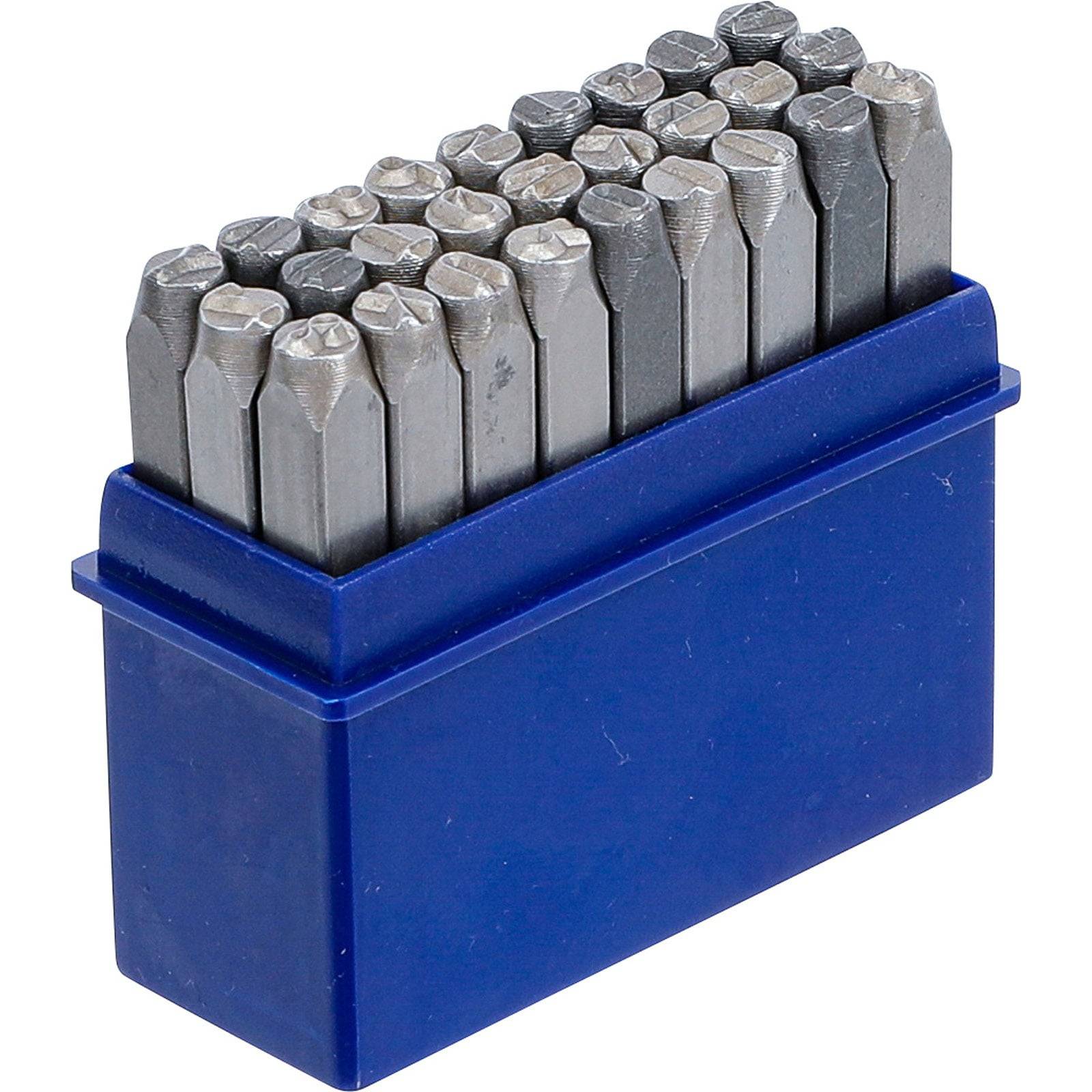 Eine blaue Plastikbox enthält einen Satz Metall-Buchstaben- und Zahlenstempel, die in Reihen angeordnet sind und zum Markieren oder Gravieren verwendet werden.