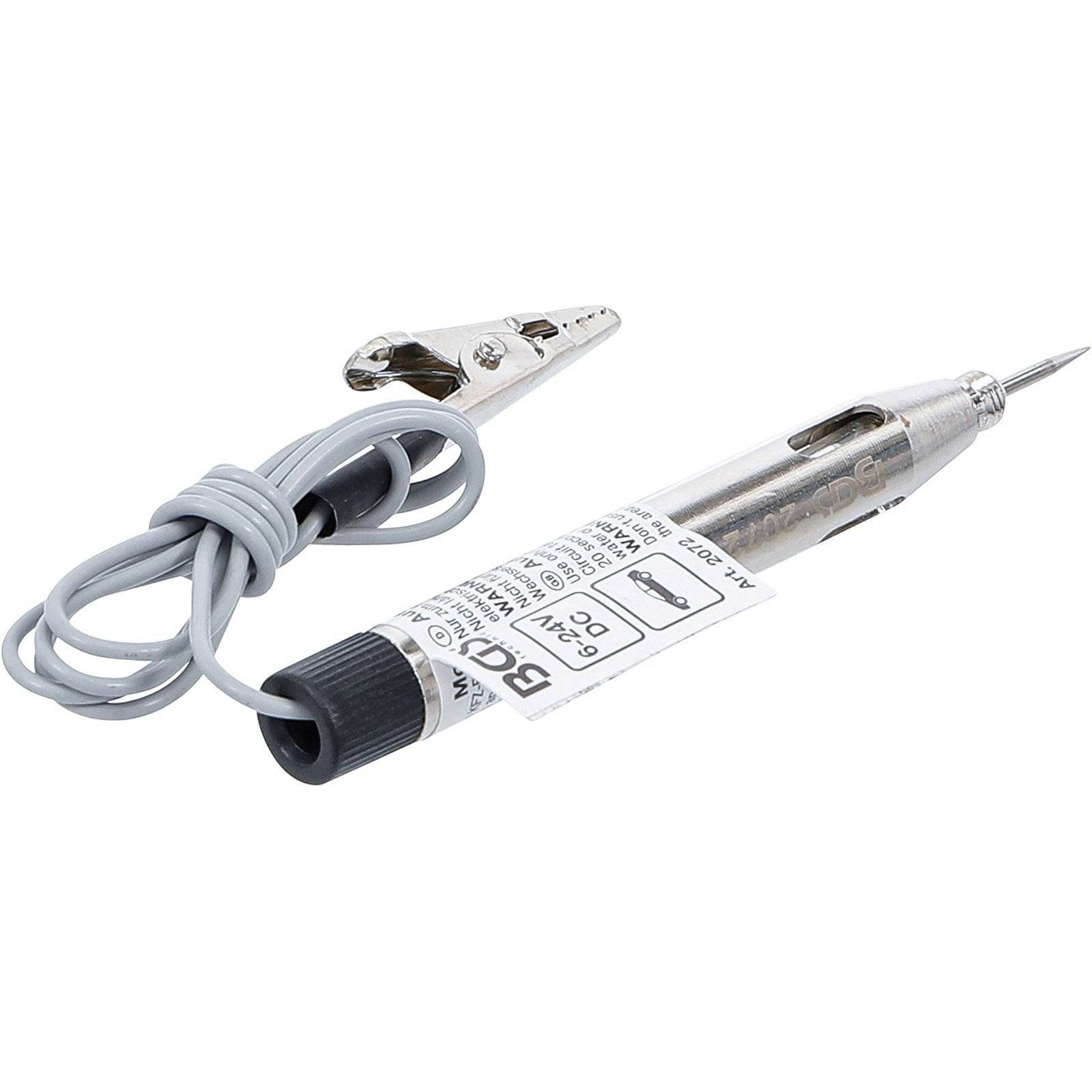 Ein metallisches elektrisches Prüflicht-Werkzeug mit einem Draht und einer Krokodilklemme, das häufig zum Testen von Stromkreisen auf Spannung verwendet wird, liegt auf einer weißen Oberfläche.