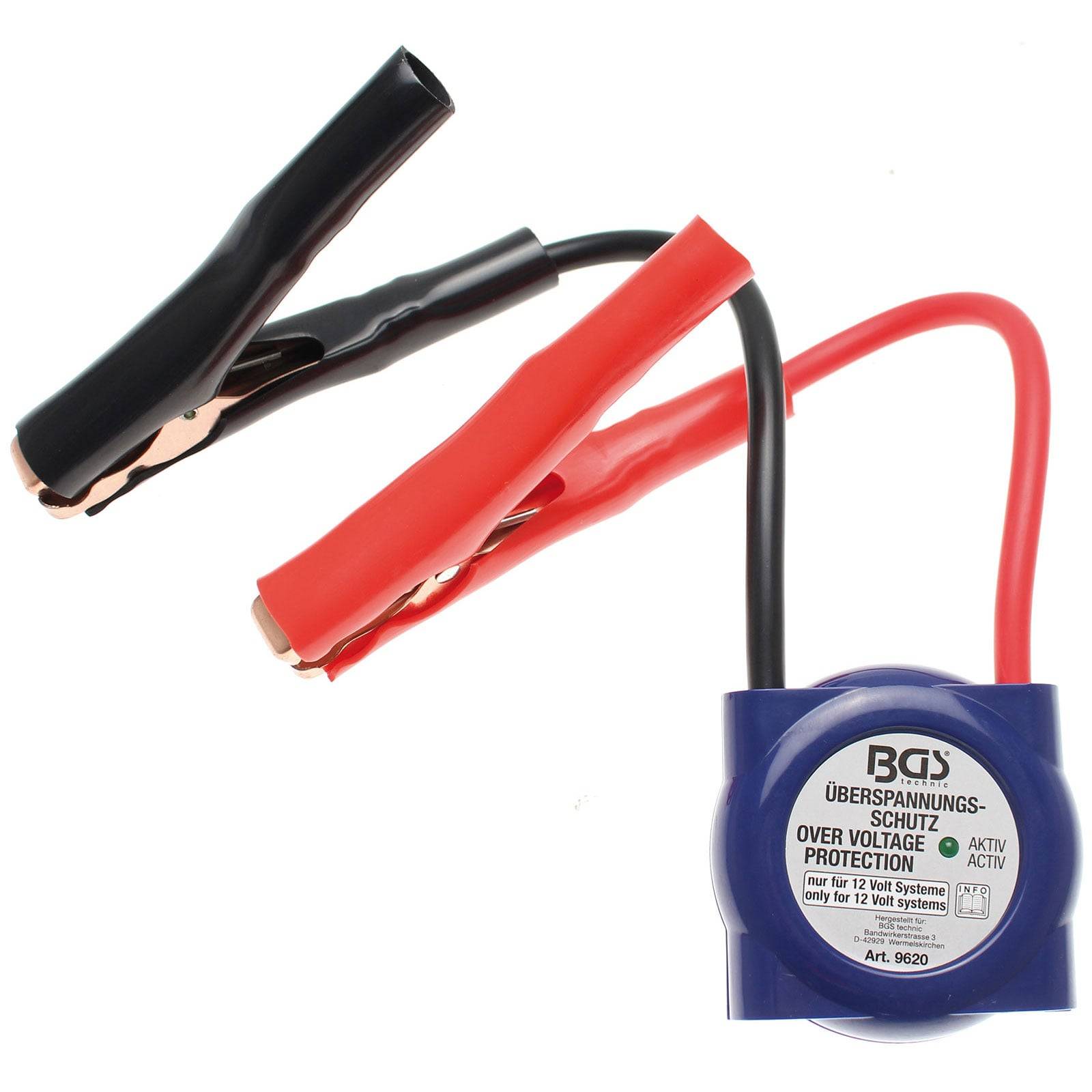 Rote und schwarze Krokodilklemmen, die mit einem blauen Überspannungsschutzgerät für 12V-Systeme verbunden sind, das mit 'Überspannungsschutz' beschriftet ist.