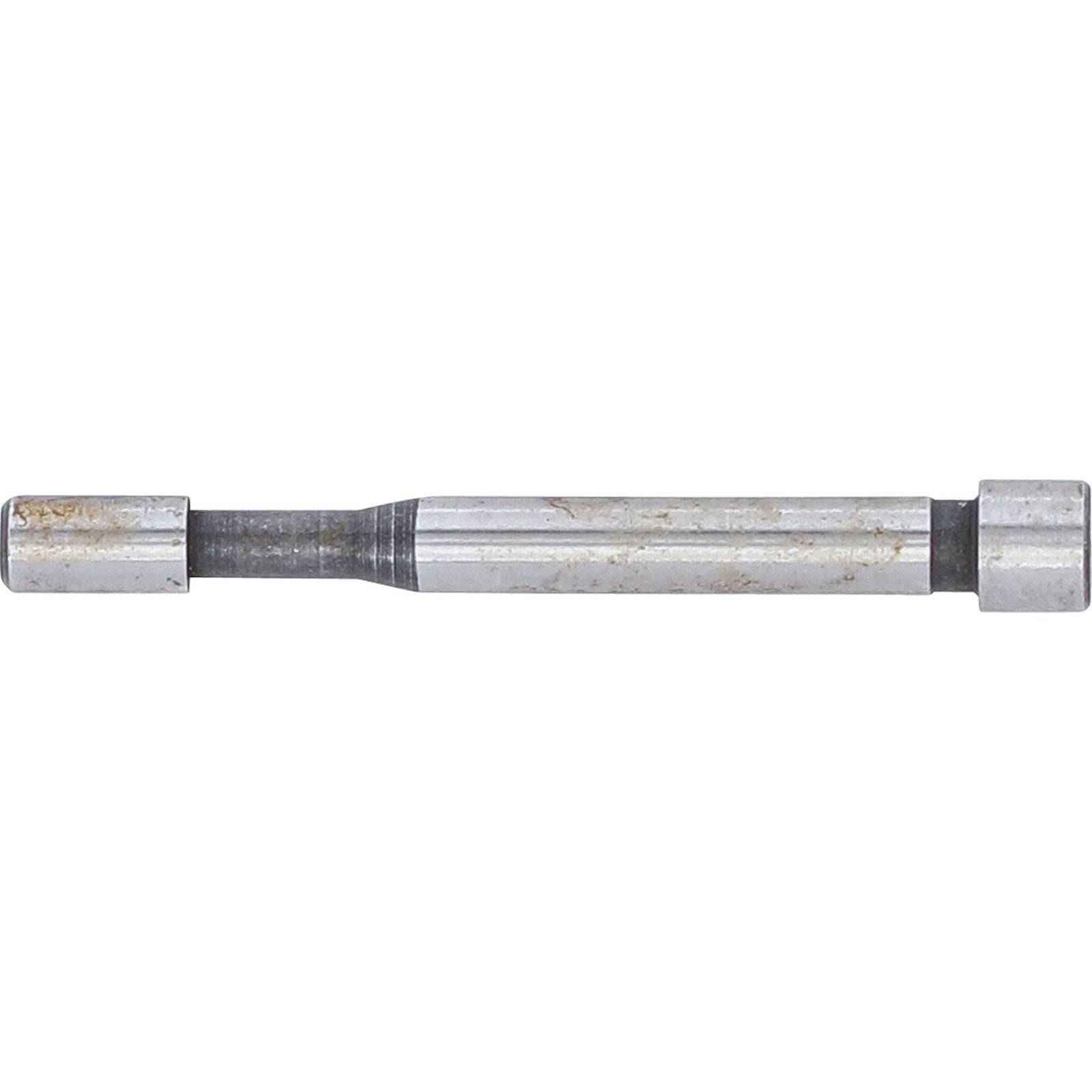 Ein Metallstab mit zylindrischer Form und dickeren Enden, vor einem weißen Hintergrund isoliert.
