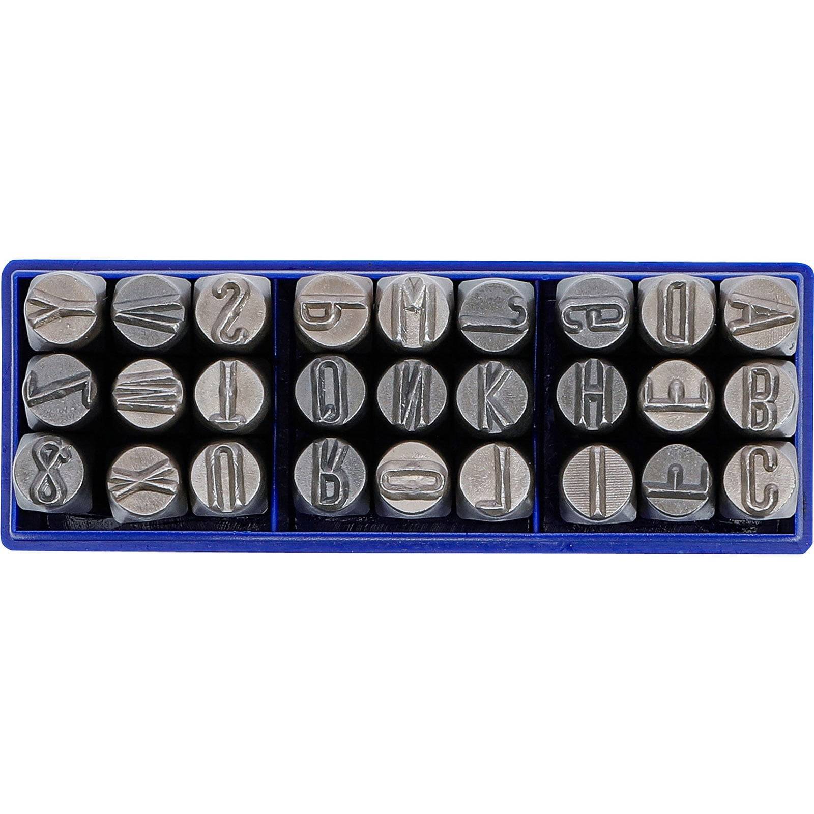 Ein Satz von 24 Metallstempelstücken mit unterschiedlichen abstrakten Designs, in einem blauen Tablett angeordnet, zum Stempeln oder Drucken verwendet.