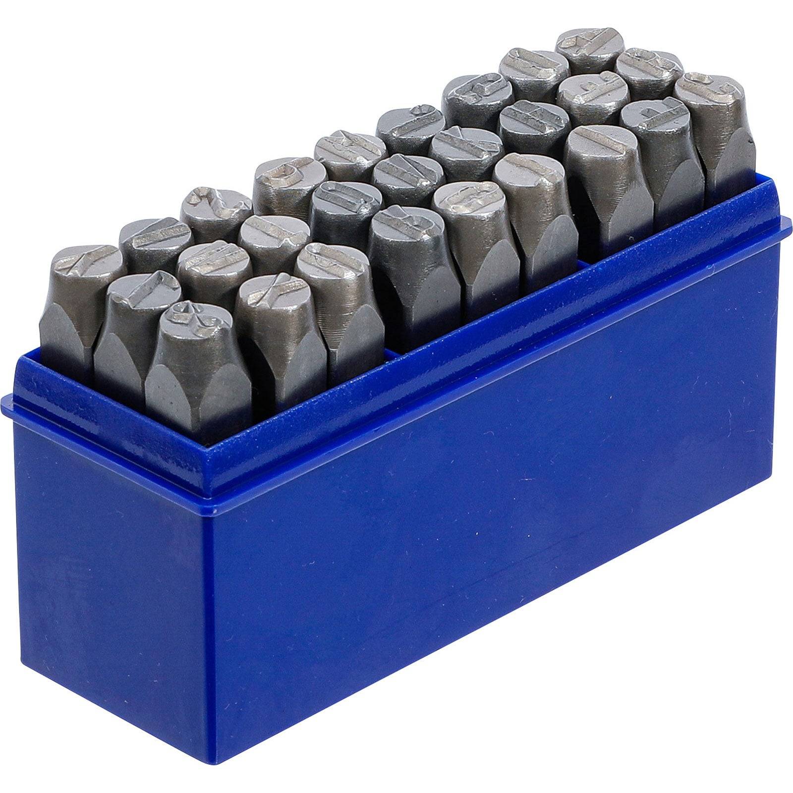 Ein Satz Metallbuchstabenstempel, die in einem blauen Halter angeordnet sind, zum Prägen von Zeichen auf Oberflächen.