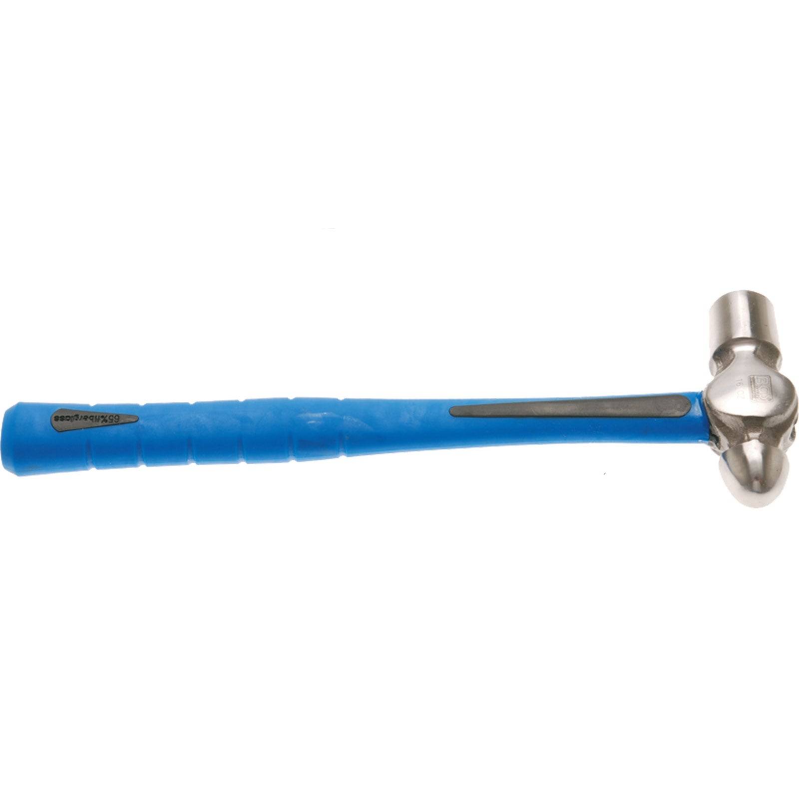 Ein blau griffiger Hammer mit silbernem Kopf, konzipiert zum Schlagen oder Formen von Materialien.