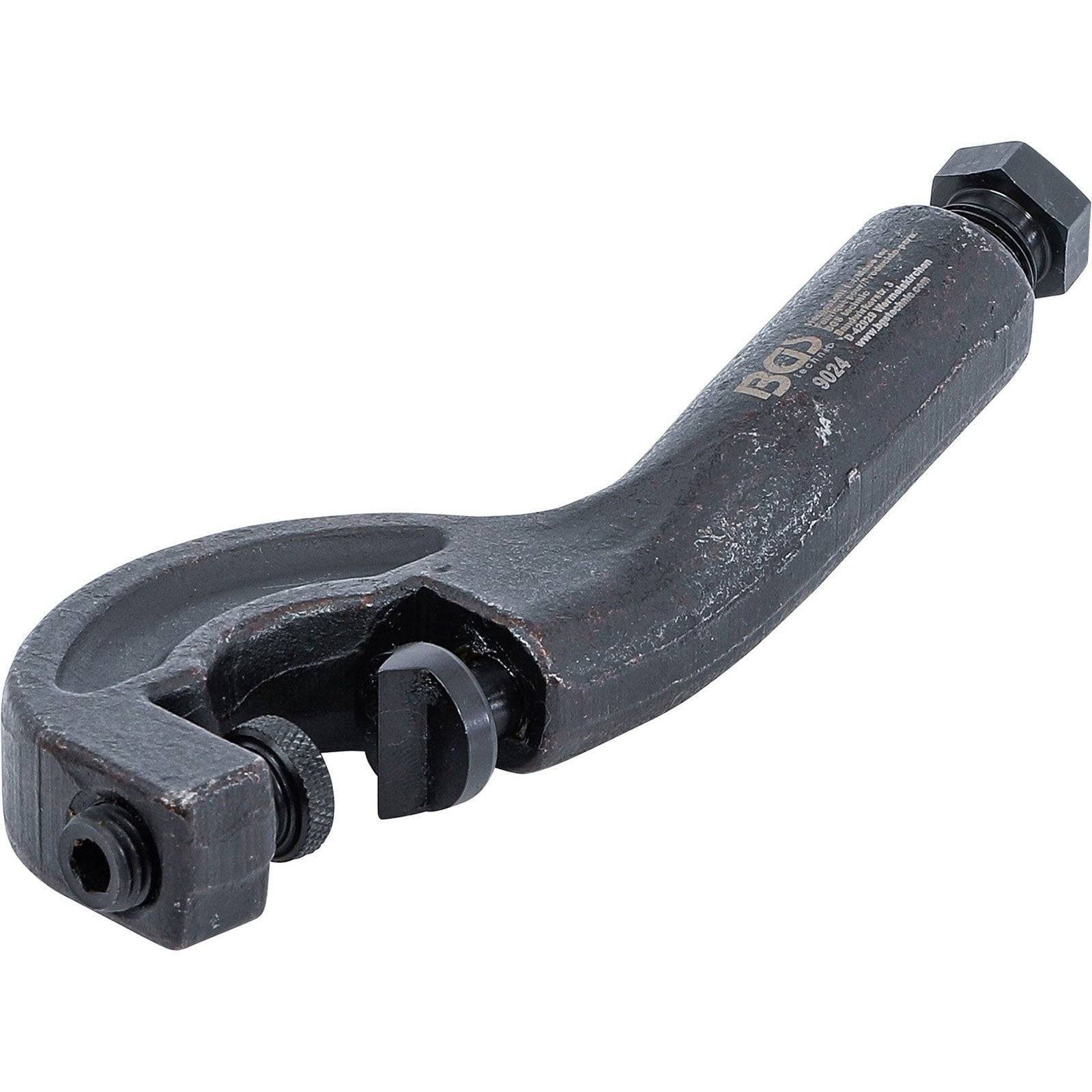 Ein Rohrabschneider mit einem gebogenen Metallgriff und einem verstellbaren Schraubenmechanismus, der zum präzisen Schneiden von Rohren verwendet wird.