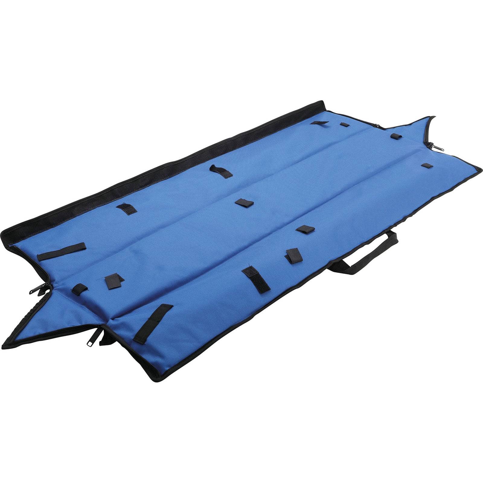Eine blaue Rettungsliege mit schwarzen Gurten und Griffen liegt offen und flach bereit, einsatzbereit für medizinische oder Rettungssituationen.