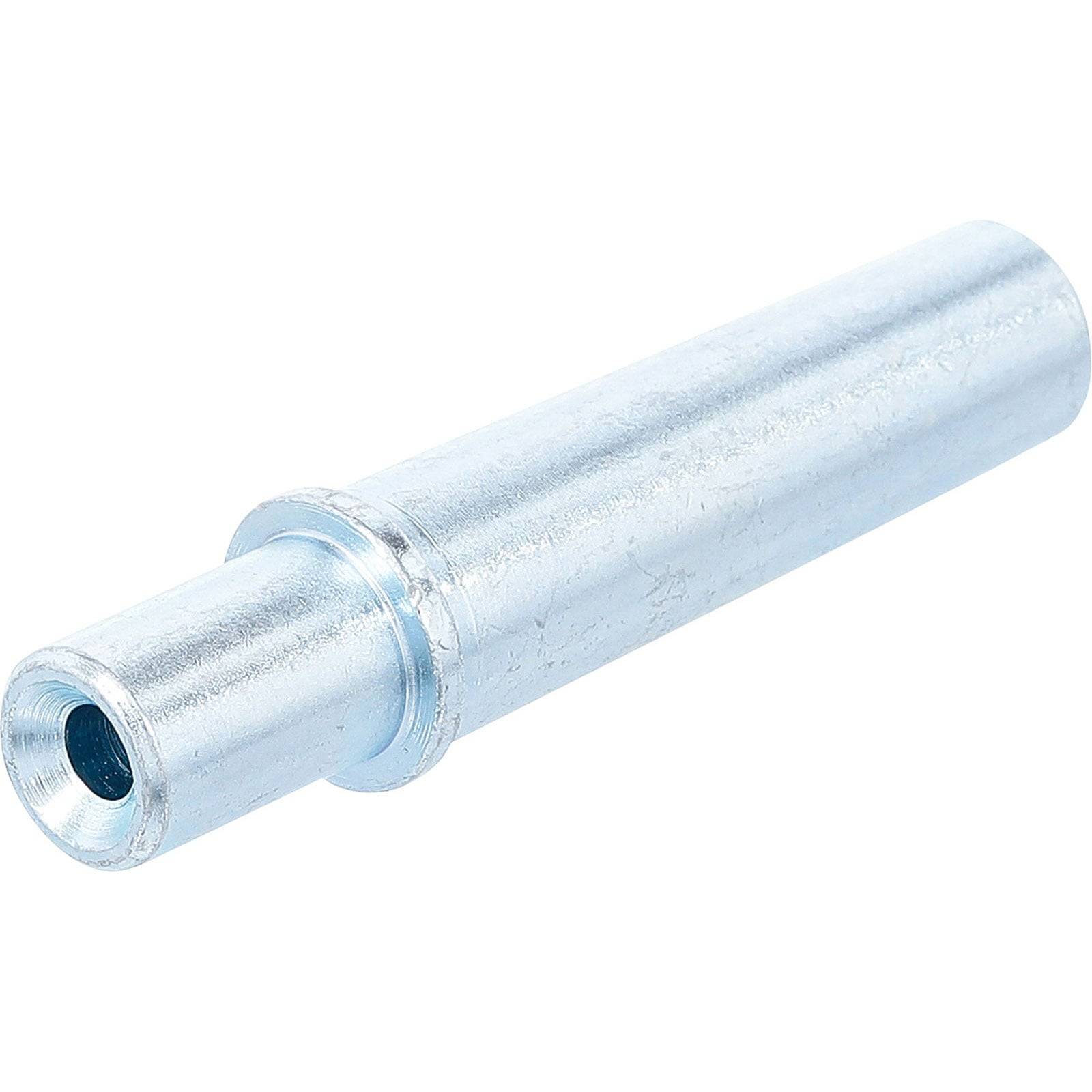 Ein metallischer zylindrischer Verbinder mit einem aufgeweiteten Ende, der zum Verbinden von Rohren oder Schläuchen verwendet wird, auf einem einfarbigen weißen Hintergrund.