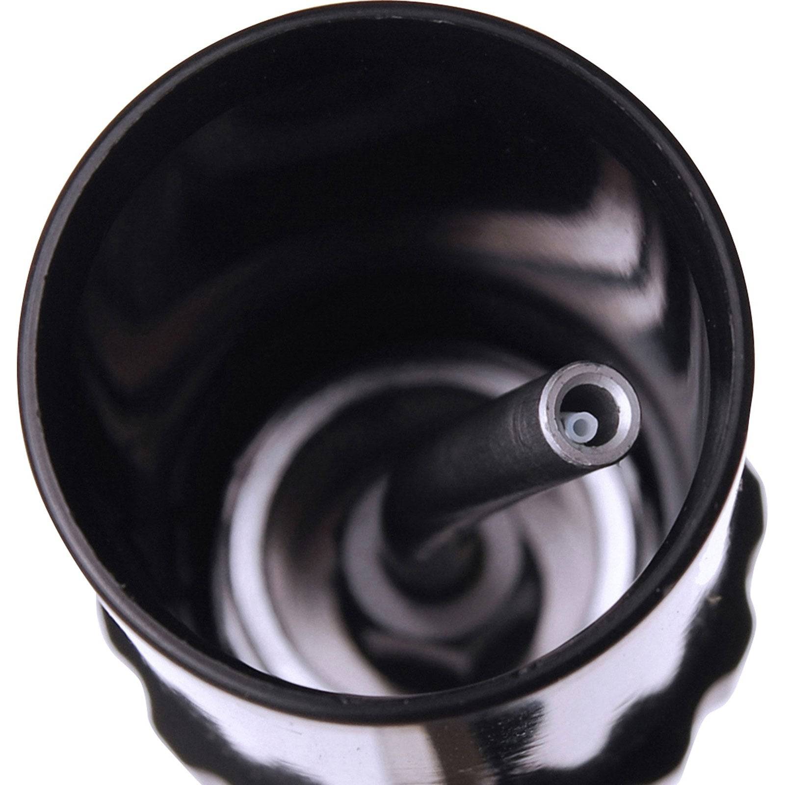 Draufsicht eines schwarzen spiralförmigen Objekts, das einem Wirbel ähnelt, mit einem zentralen zylindrischen Rohr und einer reflektierenden Metalloberfläche.