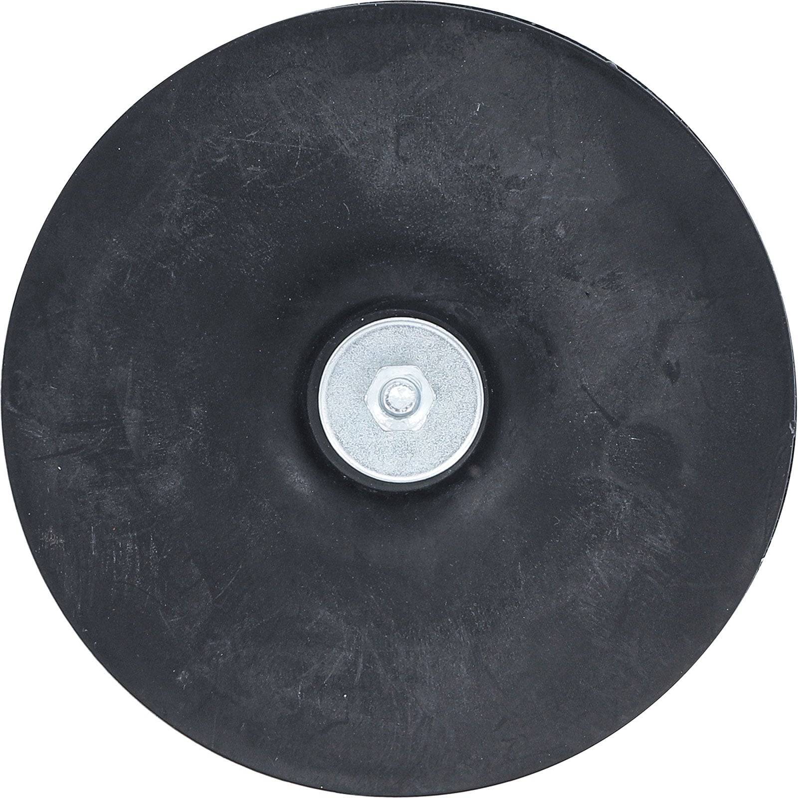 Ein schwarzes kreisrundes Rad mit einem zentralen Metallnabe, von oben betrachtet.