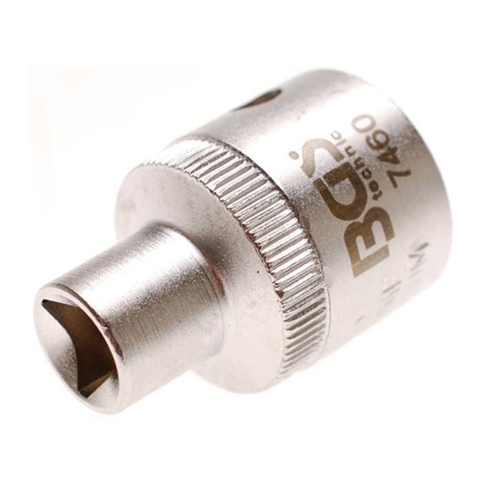 Nahaufnahme eines verchromten Schraubenschlüssel-Adapters mit quadratischer Antriebsöffnung, gezeigt auf weißem Hintergrund.