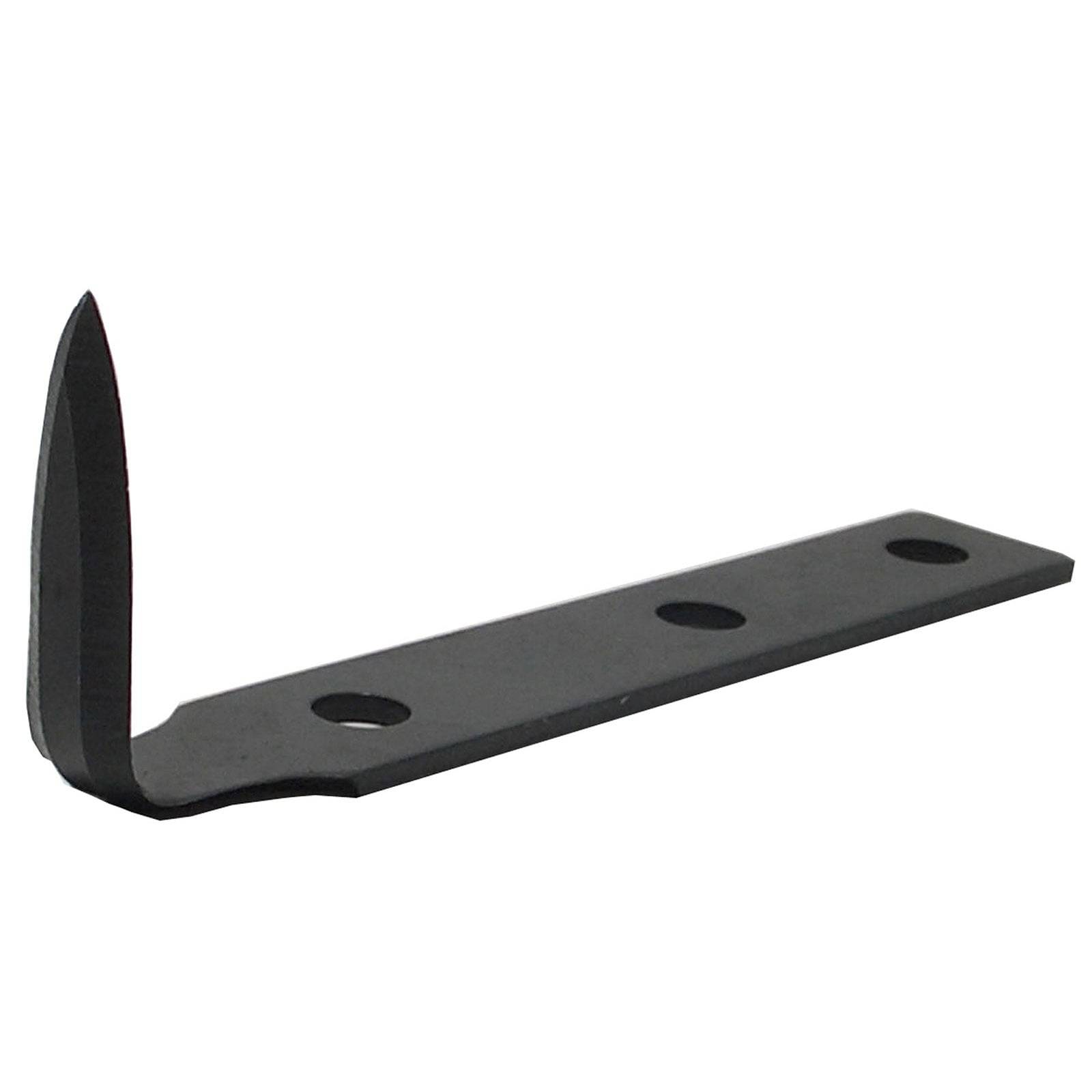 Eine schwarze Metallhalterung mit einer spitzen Endung und drei Löchern zur Befestigung.
