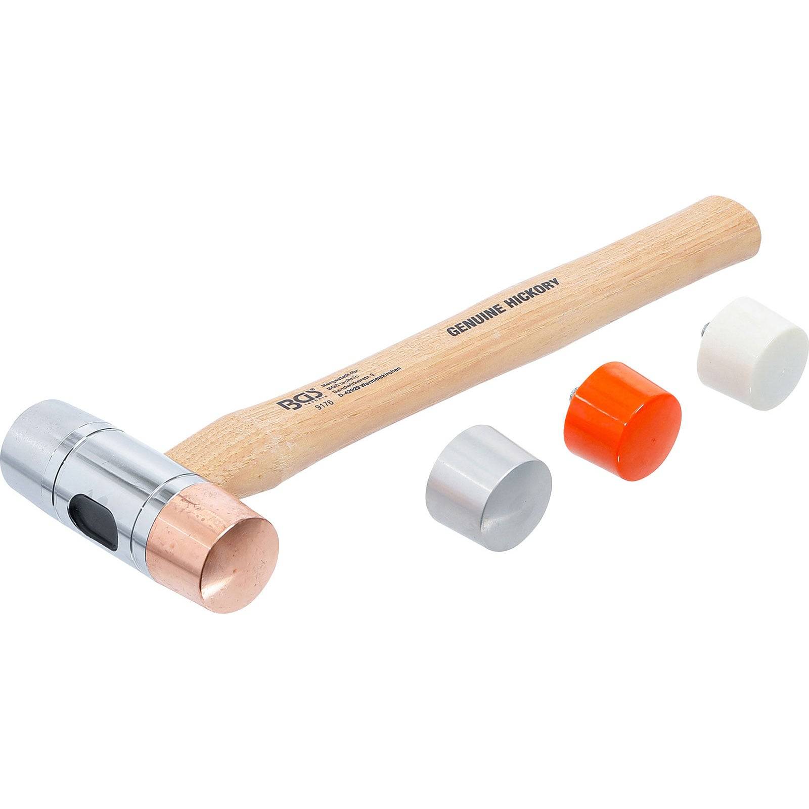 Ein Holzgriff-Hammer mit einem Metallkopf und drei auswechselbaren Kunststoffkappen in Silber, Orange und Weiß, der Vielseitigkeit demonstriert.